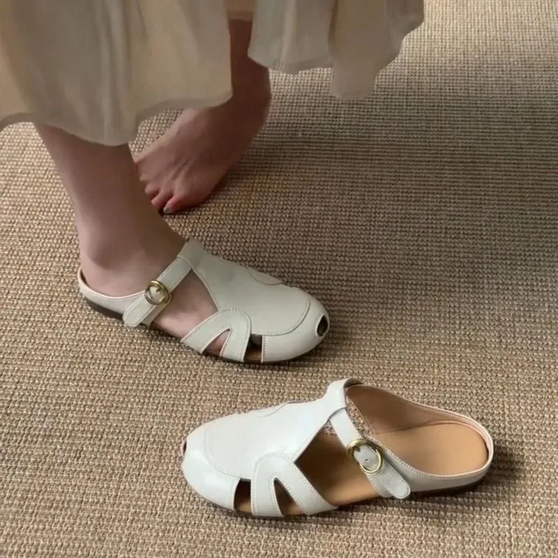 Beige hollowed out flat toe flip flops for women, summer 2026 new breathable one foot M ü ller shoes
Beige hollowed out flat toe flip flops for women, summer 2026 new breathable one foot M ü ller shoes