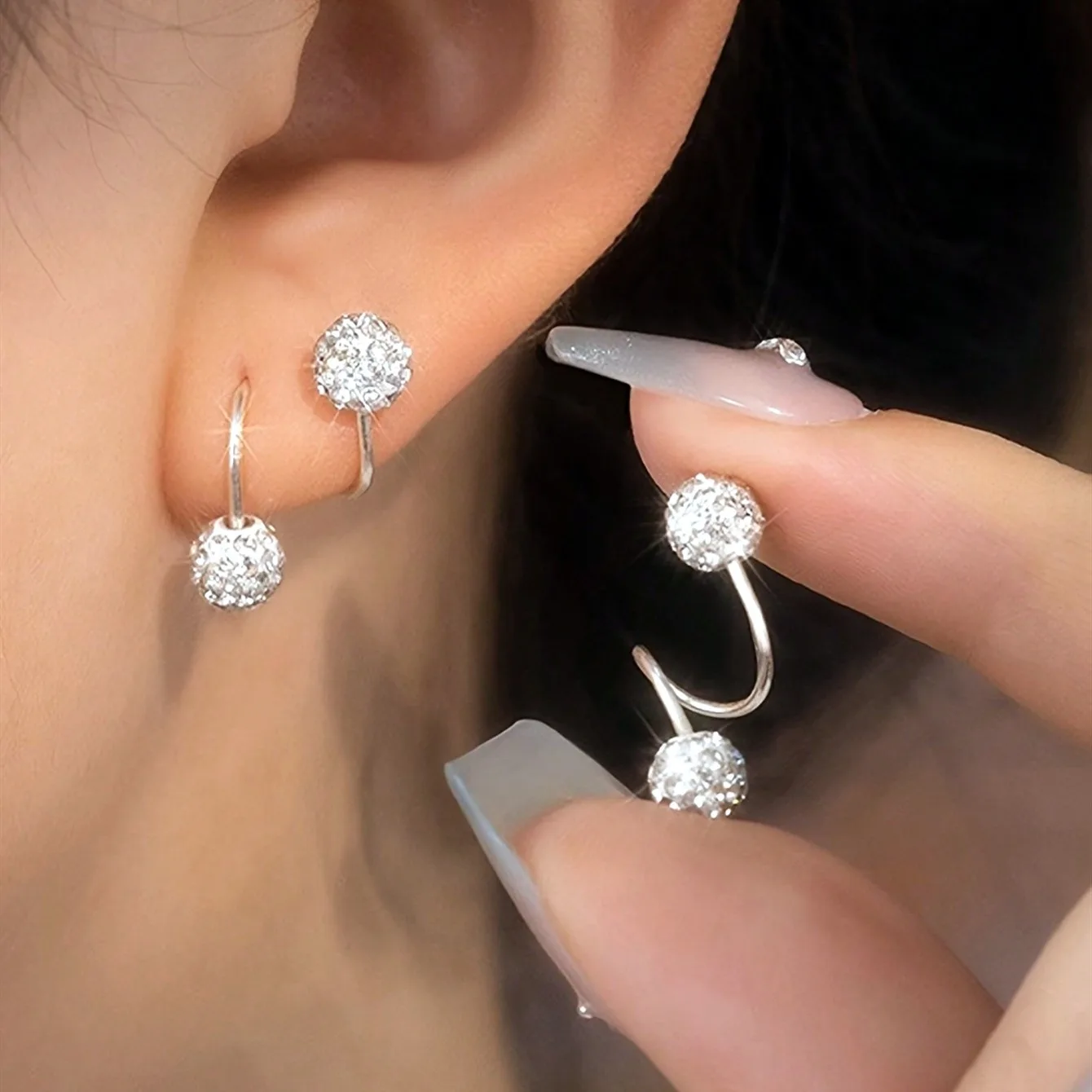 2026 model S999 pure silver ear studs in S-shape, zirconia, round ball screws. The best choice of women's fine jewelry.
2026 model S999 pure silver ear studs in S-shape, zirconia, round ball screws. The best choice of women's fine jewelry.
