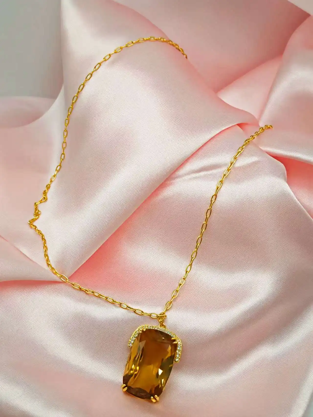 Ladies' classic oversized golden wide crystal pendant
Ladies' classic oversized golden wide crystal pendant