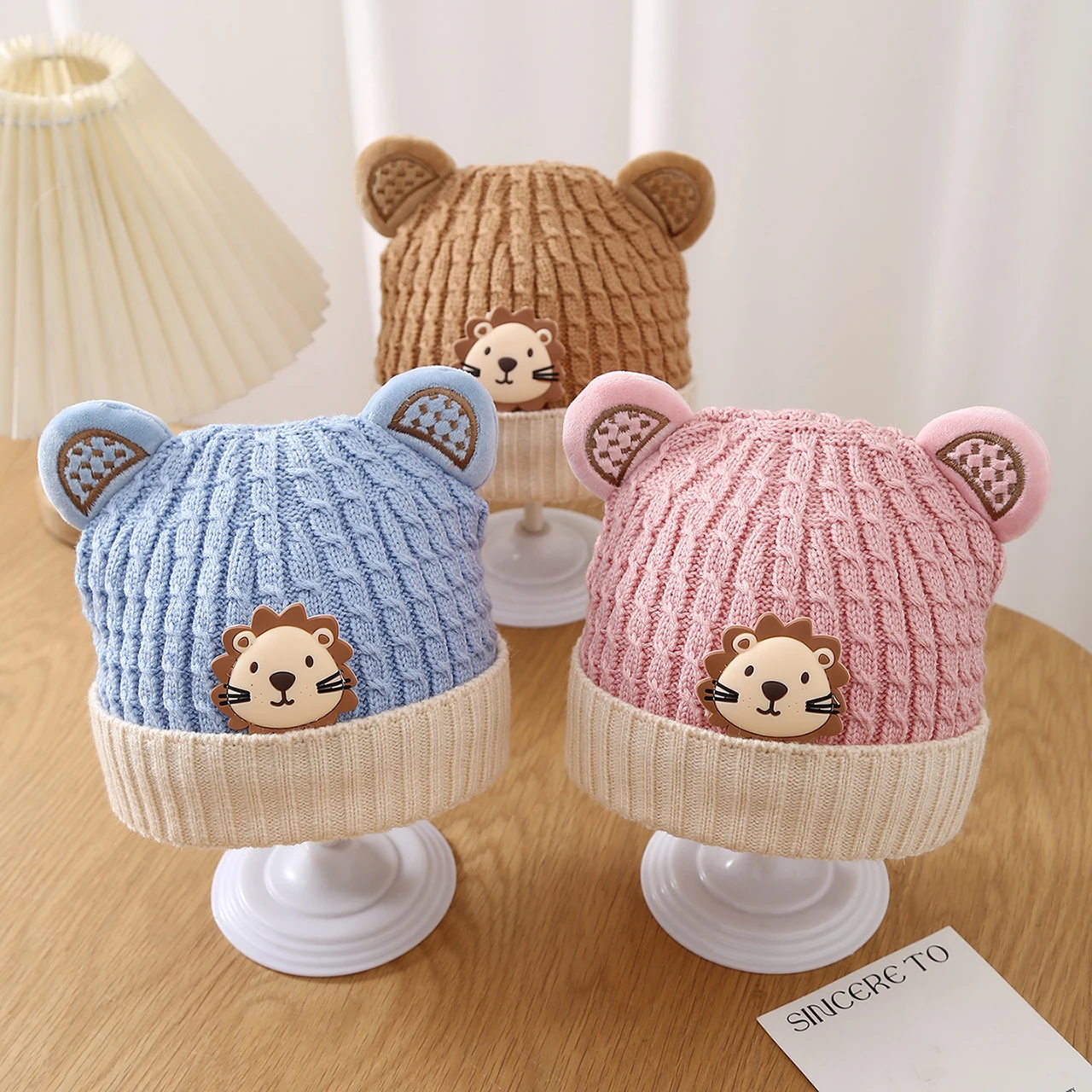 Вязаная шапка с милым львом для малышей, детская шапка с героями мультфильмов, зимняя теплая шерстяная шапка для мальчиков и девочек от 1 до 3 лет, детский вязаный крючком чепчик 
Вязаная шапка с милым львом для малышей, детская шапка с героями мультфильмов, зимняя теплая шерстяная шапка для мальчиков и девочек от 1 до 3 лет, детский вязаный крючком чепчик