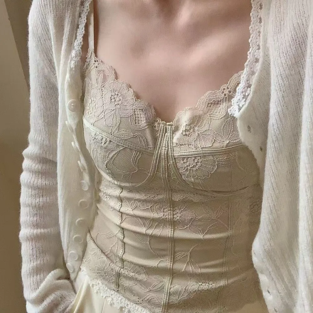 Mesh Flower Slim Lace Crop Top Bottoming Shirt Fish Bone Lines Girl's Vest Top Vest Spicy Girls Style Camisole with Pads Lady
Mesh Flower Slim Lace Crop Top Bottoming Shirt Fish Bone Lines Girl's Vest Top Vest Spicy Girls Style Camisole with Pads Lady