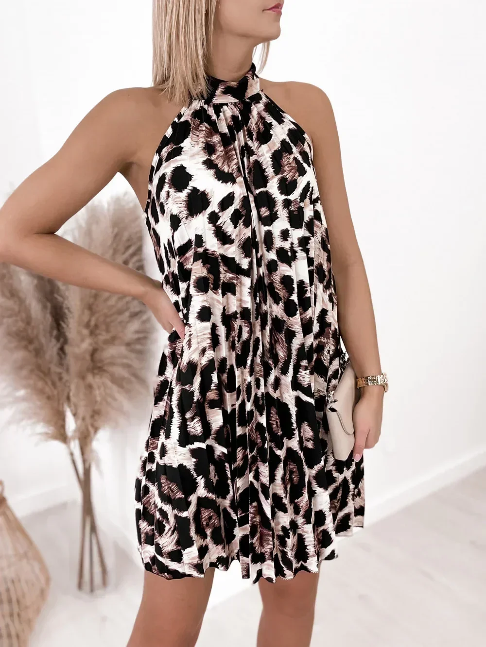 Summer New Fashionable Women's New Temperament Single Button Sleeveless Printed Elegant Pleated Dress
Summer New Fashionable Women's New Temperament Single Button Sleeveless Printed Elegant Pleated Dress