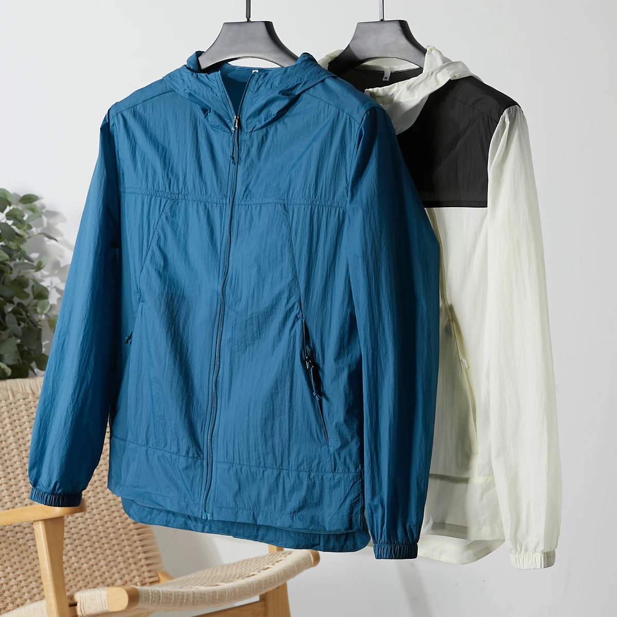 Функциональная легкая повседневная мужская куртка с капюшоном, новая модель, защита от солнца, верхняя одежда с молнией YKK, приталенный крой, модная.
Функциональная легкая повседневная мужская куртка с капюшоном, новая модель, защита от солнца, верхняя одежда с молнией YKK, приталенный крой, модная.