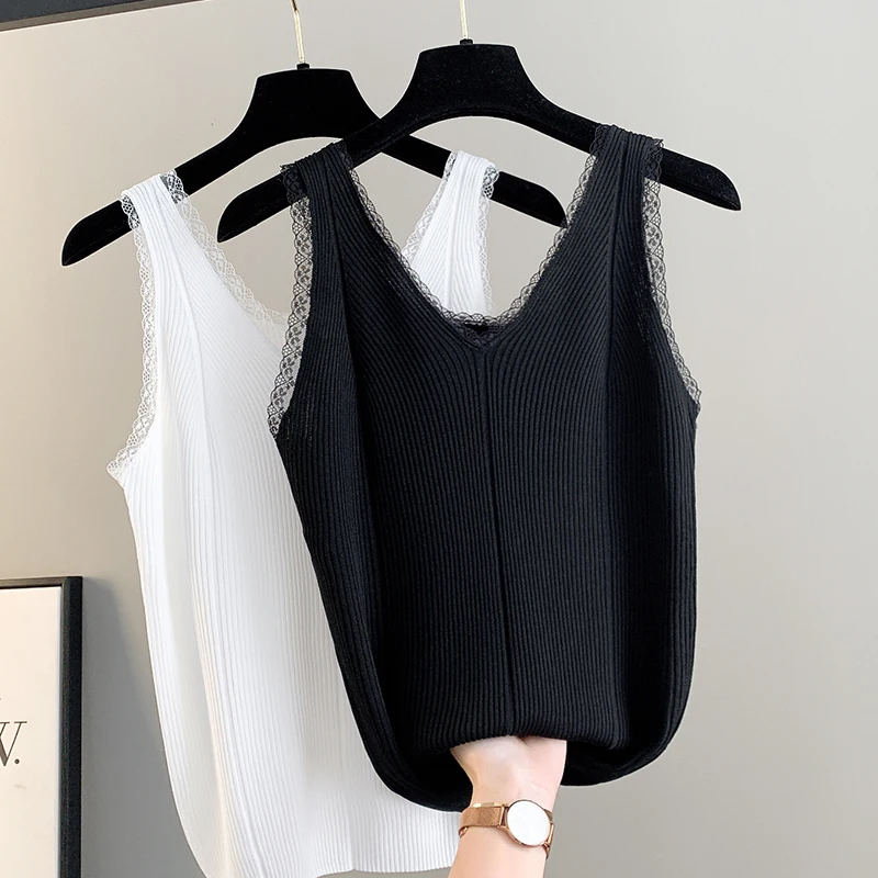 Spring/Summer 2023 New European and American V-neck Lace Panel Top Women's Fashion Loose Ice Knitted Tank Top
Spring/Summer 2023 New European and American V-neck Lace Panel Top Women's Fashion Loose Ice Knitted Tank Top