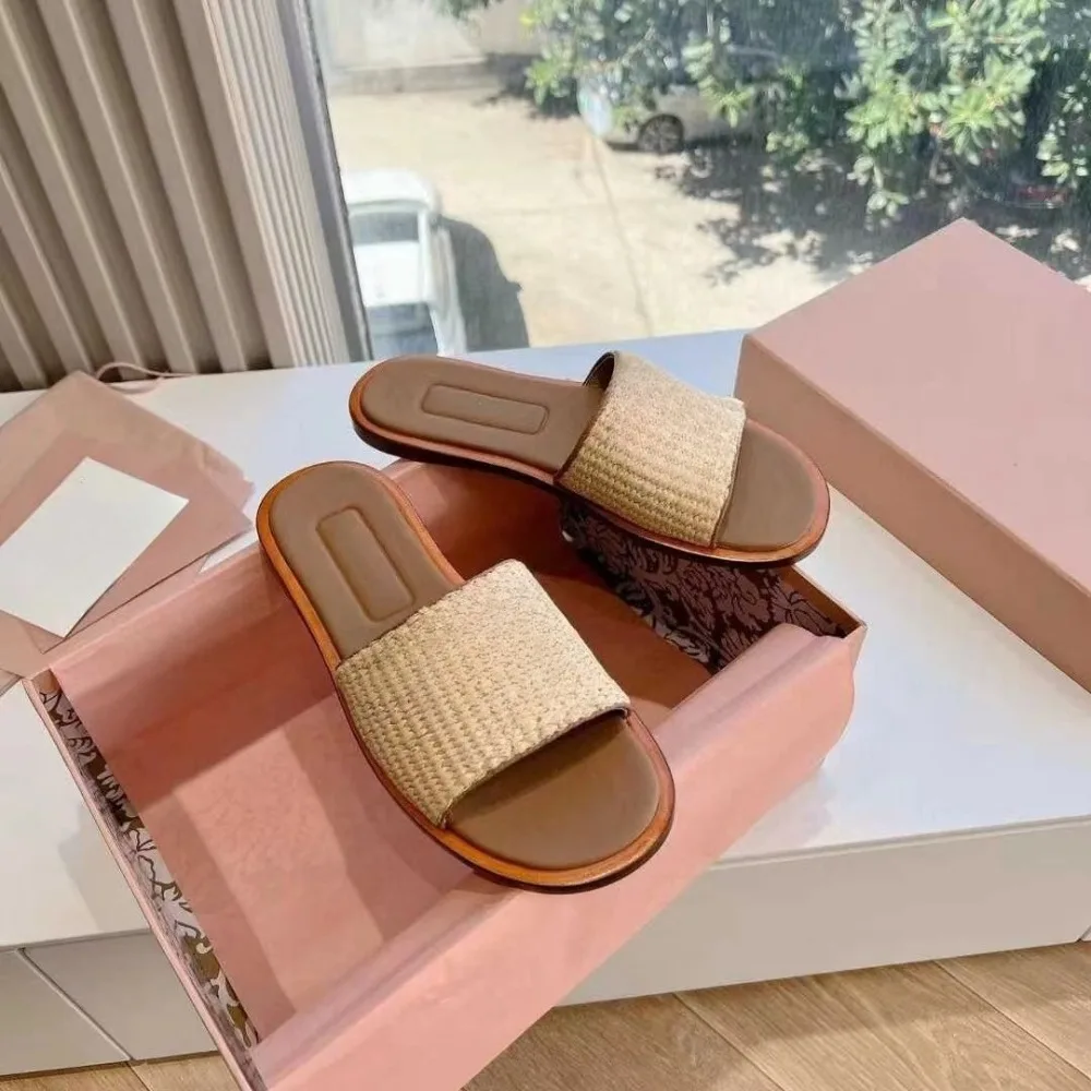2026 Spring Summer New Unisex Letter Embroidered Braided Flat Slides Single Strap Sandals All-Matching Coastal Grandmother Gender-Neutral Braided Weave Monogram Accent Couple Core Non-Slip Sole for Men Women Beach Resort Daily Errands Outfit
2026 Spring Summer New Unisex Letter Embroidered Braided Flat Slides Single Strap Sandals All-Matching Coastal Grandmother Gender-Neutral Braided Weave Monogram Accent Couple Core Non-Slip Sole for Men Women Beach Resort Daily Errands Outfit