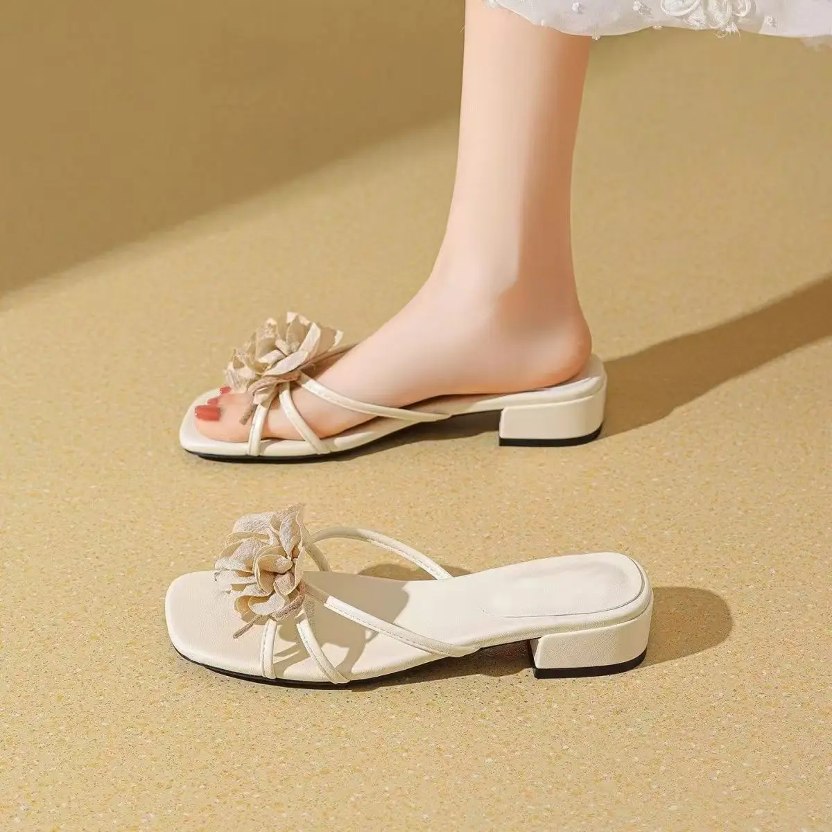 Women Thin Strap Woven Low Heel Flower Slippers Summer New Soft sole Non Slip Open Toe Fashionable Outdoor Beach Slippers Sandal
Women Thin Strap Woven Low Heel Flower Slippers Summer New Soft sole Non Slip Open Toe Fashionable Outdoor Beach Slippers Sandal