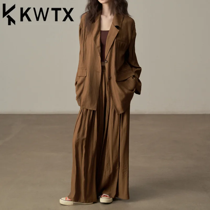 KWTX 2025 Spring Summer Women’s Vintage Streetwear 2-Piece Set Casual Pleated Shirt & Wide Leg Pants Coffee Luxury High Quality
KWTX 2025 Spring Summer Women’s Vintage Streetwear 2-Piece Set Casual Pleated Shirt & Wide Leg Pants Coffee Luxury High Quality