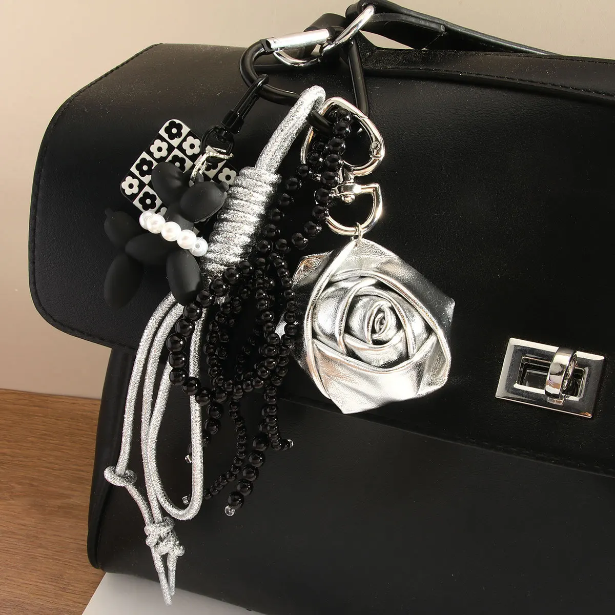 New Miu Series Light Luxury Silver Rose Creative Balloon Dog Keychain Ins Bow Pearl Chain Bag Pendant Bag Parts Accessories
New Miu Series Light Luxury Silver Rose Creative Balloon Dog Keychain Ins Bow Pearl Chain Bag Pendant Bag Parts Accessories