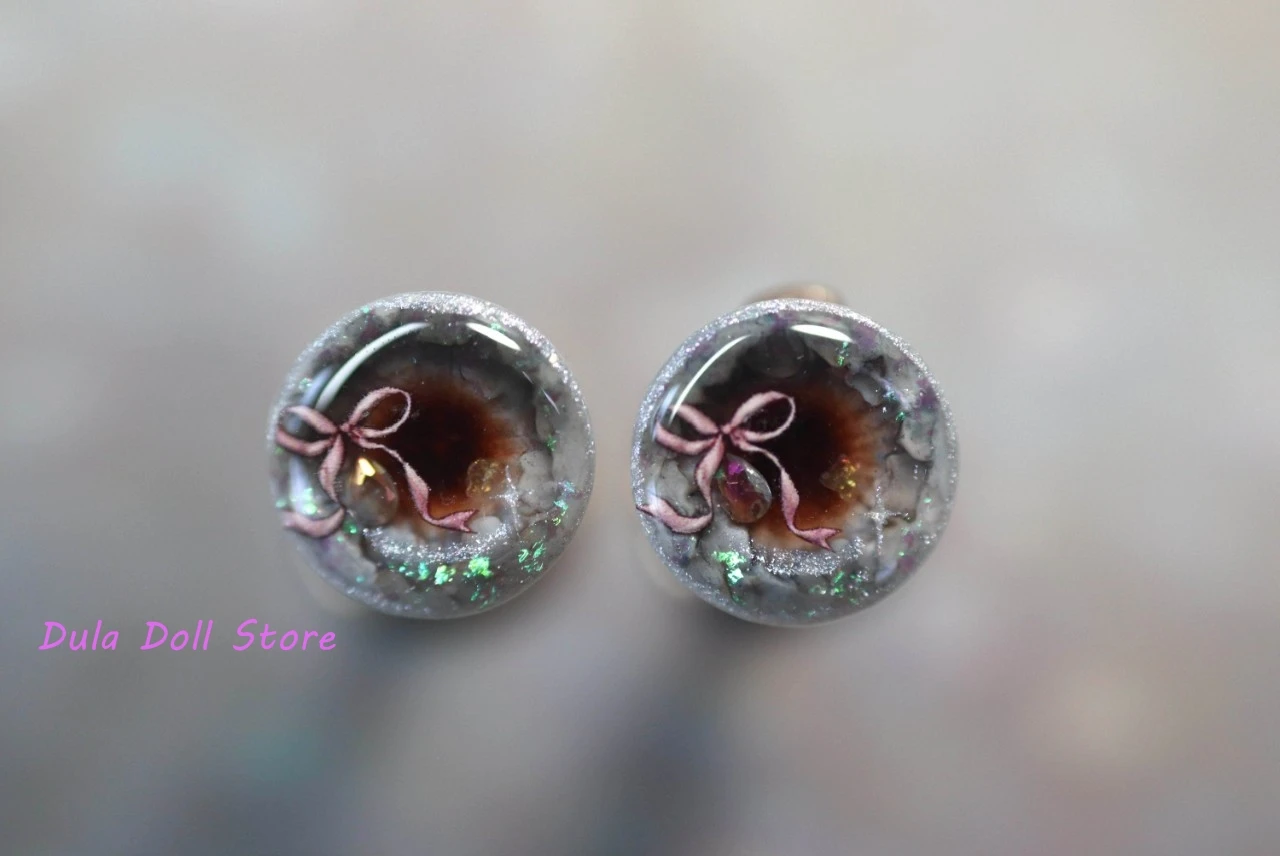 2026 Dula Handmade Three-dimensional glue hand engraving Pink bow tie Magnetism Eyepiece Eye Chips Blythe Doll Accessories
2026 Dula Handmade Three-dimensional glue hand engraving Pink bow tie Magnetism Eyepiece Eye Chips Blythe Doll Accessories