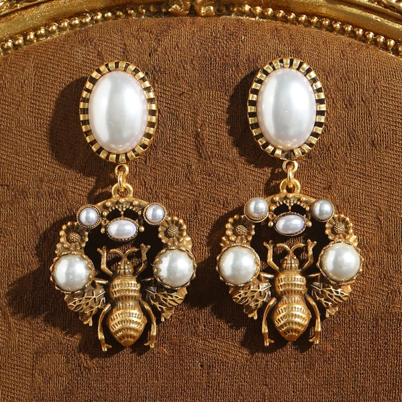 Vintage Moth Bee Earrings Pearl Elegant Palace Style Pendant Luxury Brand Jewelry For Woman Antique Gold Color Accessories 2025
Vintage Moth Bee Earrings Pearl Elegant Palace Style Pendant Luxury Brand Jewelry For Woman Antique Gold Color Accessories 2025