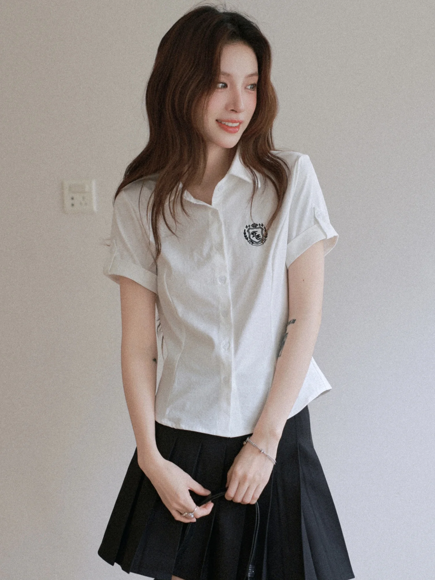 Slim Fit Embroidered Short Sleeve Shirt Women's College Style Fashion Slimming Top High Waist Design Summer New Arrival
Slim Fit Embroidered Short Sleeve Shirt Women's College Style Fashion Slimming Top High Waist Design Summer New Arrival
