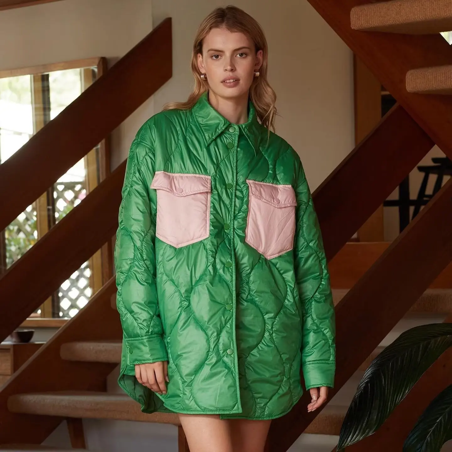 Женская стеганая хлопковая куртка с контрастной строчкой и карманами, популярная осенне-зимняя верхняя одежда от
Женская стеганая хлопковая куртка с контрастной строчкой и карманами, популярная осенне-зимняя верхняя одежда от