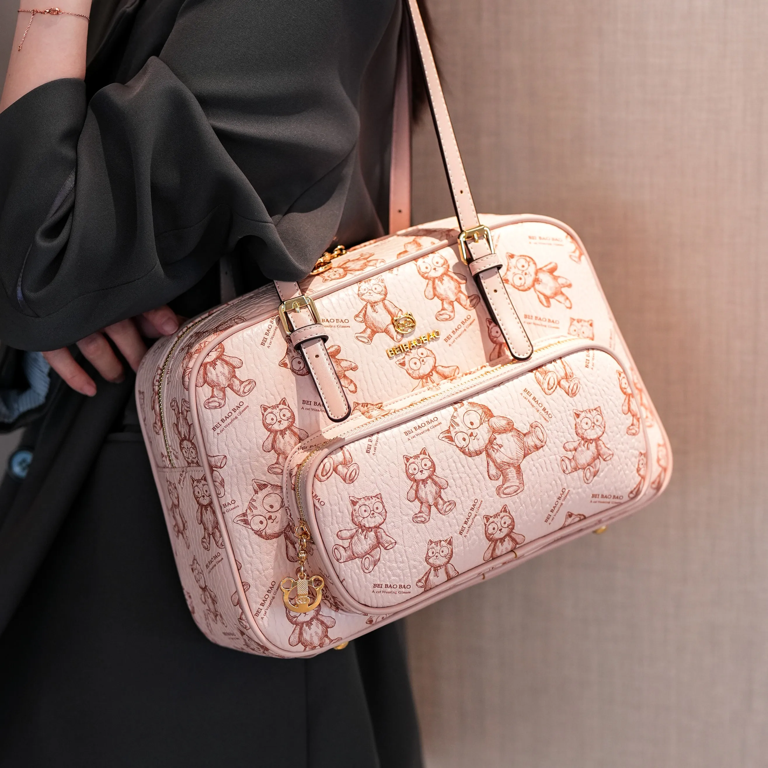 fashionable printed Bear lady's large bag,Large-capacity urban women's commuter shoulder bag,High-quality soft leather purse
fashionable printed Bear lady's large bag,Large-capacity urban women's commuter shoulder bag,High-quality soft leather purse