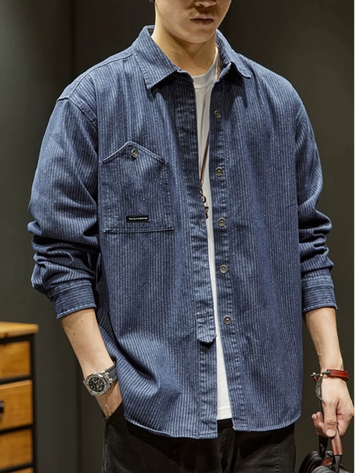 American High Street Striped Workwear irt Jaet Men's Long Sve Casual Loose Fit Denim irt Vintage Sle for Autumn
American High Street Striped Workwear irt Jaet Men's Long Sve Casual Loose Fit Denim irt Vintage Sle for Autumn