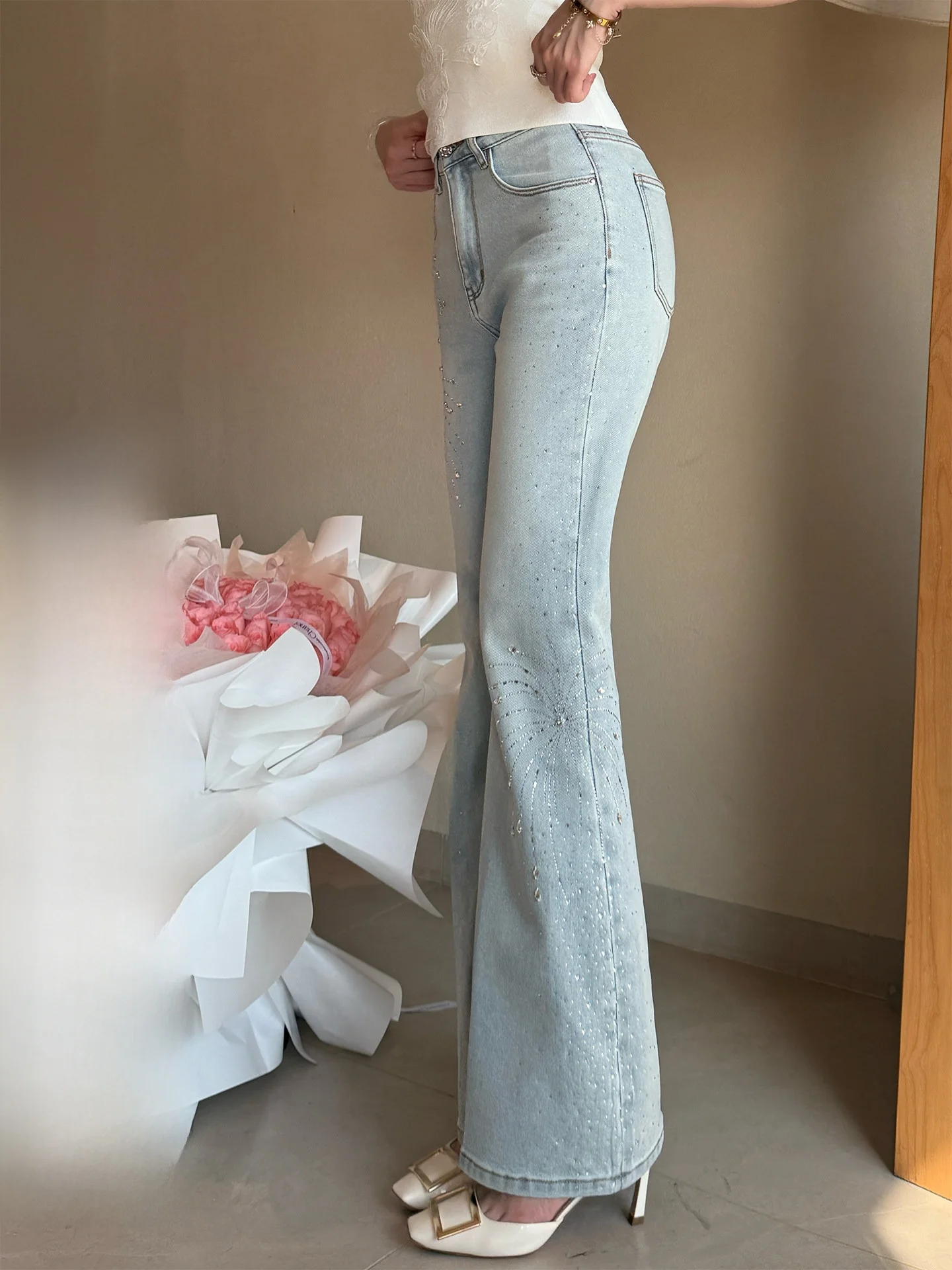 Heavy-Work Embellished Jeans Women's Summer Fashion Micro-flared Casual Cotton Denim Pants with Sparkling Rhinestones
Heavy-Work Embellished Jeans Women's Summer Fashion Micro-flared Casual Cotton Denim Pants with Sparkling Rhinestones