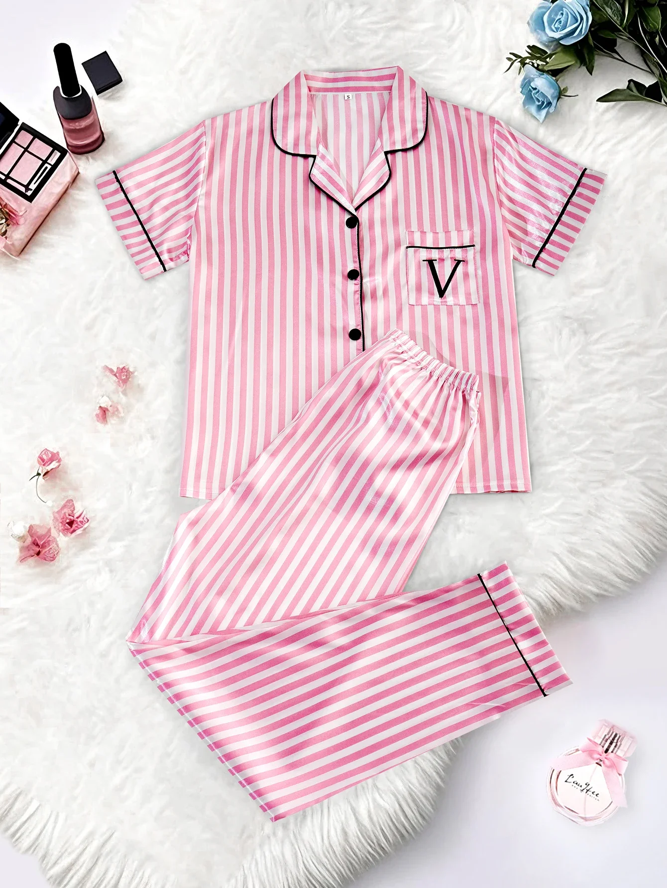 Classic Striped Print And Pocket Letter Short-Sleeve Long Pants Pajama Set, Satin Sleepwear with Lapel Collar and Button Detail
Classic Striped Print And Pocket Letter Short-Sleeve Long Pants Pajama Set, Satin Sleepwear with Lapel Collar and Button Detail