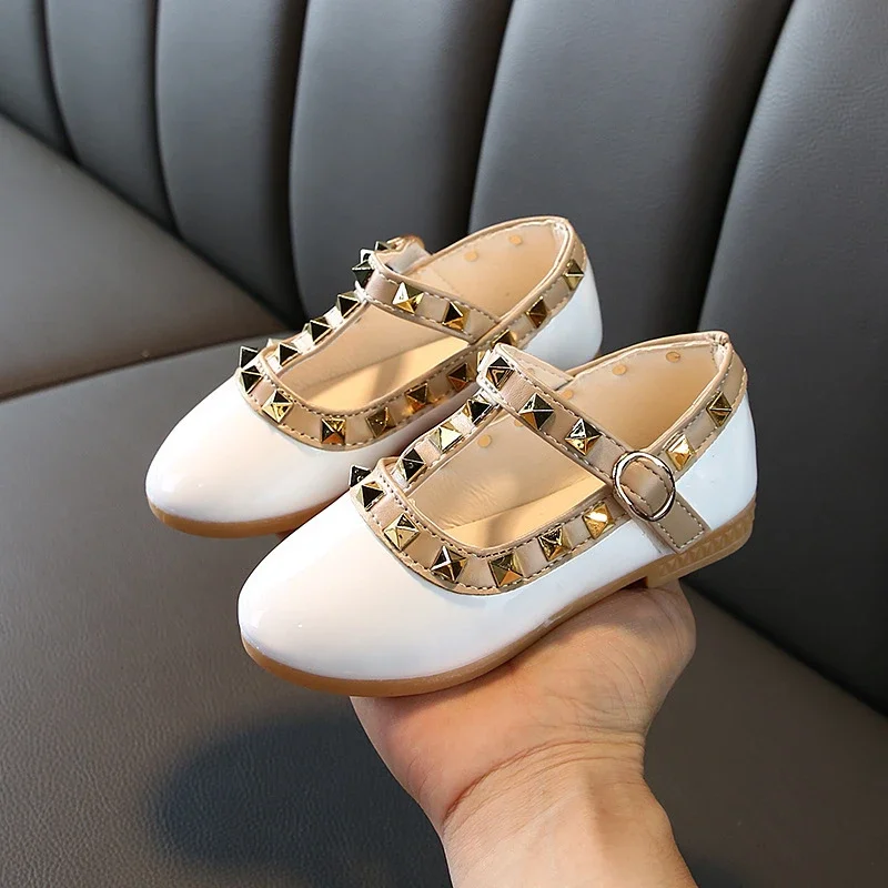 Kids Patent Leather Girls Shoes Fashion Rivets Princess Casual Flat Shoes for Baby Party Wedding Children Summer Dress Shoes
Kids Patent Leather Girls Shoes Fashion Rivets Princess Casual Flat Shoes for Baby Party Wedding Children Summer Dress Shoes