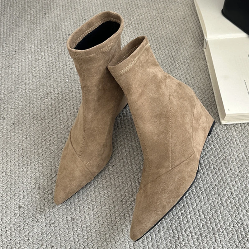 Eilyken/осенне-зимние женские ботильоны на высоком каблуке на танкетке, модные короткие ботильоны «Челси» с острым носком, женские туфли-лодочки
Eilyken/осенне-зимние женские ботильоны на высоком каблуке на танкетке, модные короткие ботильоны «Челси» с острым носком, женские туфли-лодочки