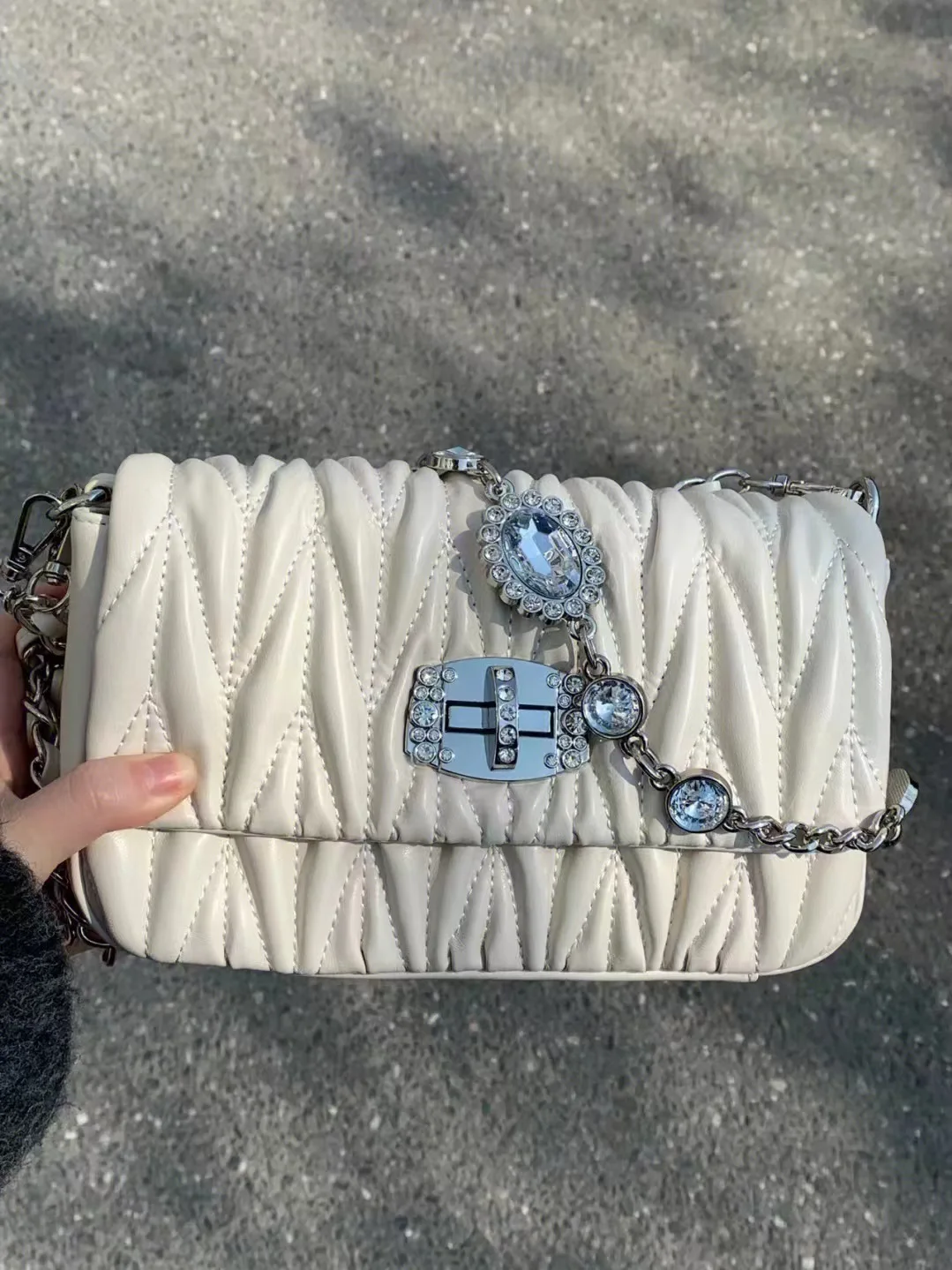 Diamond Chain Shoulder Bag for Commuting Versatile Crossbody Bag 2024 New Small and High end Pleated Underarm Bag for Women
Diamond Chain Shoulder Bag for Commuting Versatile Crossbody Bag 2024 New Small and High end Pleated Underarm Bag for Women