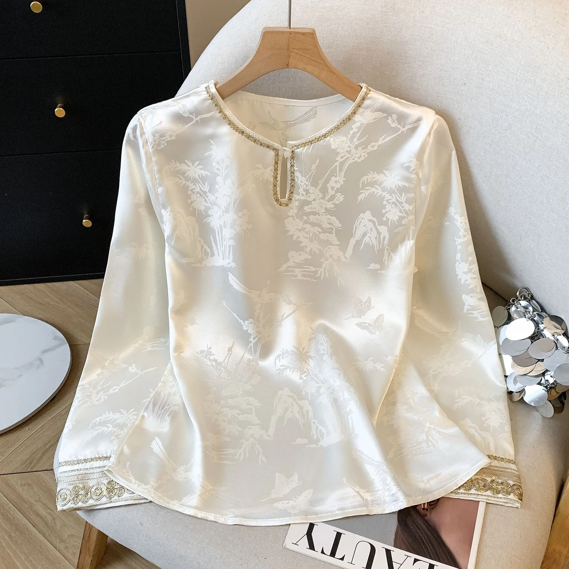 2026 new Chinese vest inner cardigan satin satin disc buckle long-sleeved national style top shows temperament
2026 new Chinese vest inner cardigan satin satin disc buckle long-sleeved national style top shows temperament
