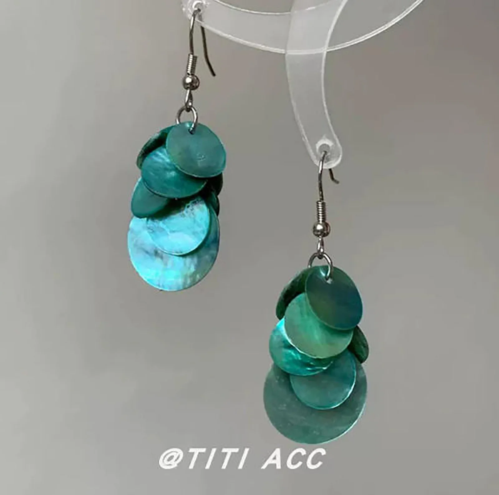 Vintage-style metal earrings, a niche retro vibe
Vintage-style metal earrings, a niche retro vibe