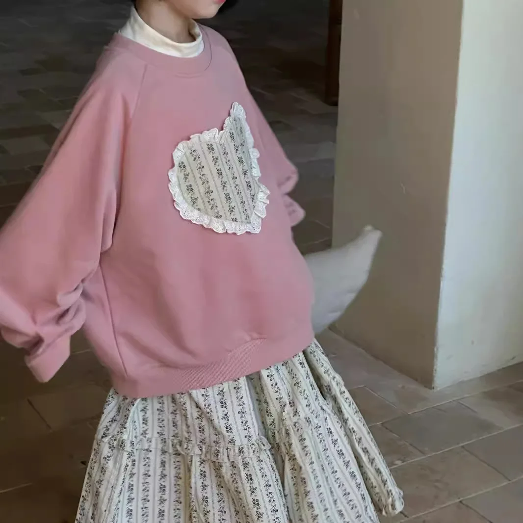 2025 Autumn Girls' Korean Patchwork Long Sleeve Love Top Children's Round Neck Loose Hoodie girls clothes
2025 Autumn Girls' Korean Patchwork Long Sleeve Love Top Children's Round Neck Loose Hoodie girls clothes