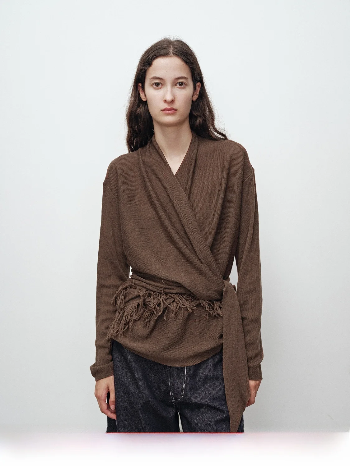 Женский шерстяной вязаный свитер с длинным рукавом и V-образным вырезом, с бахромой, средней длины, осенний, модный, премиум-класса
Женский шерстяной вязаный свитер с длинным рукавом и V-образным вырезом, с бахромой, средней длины, осенний, модный, премиум-класса