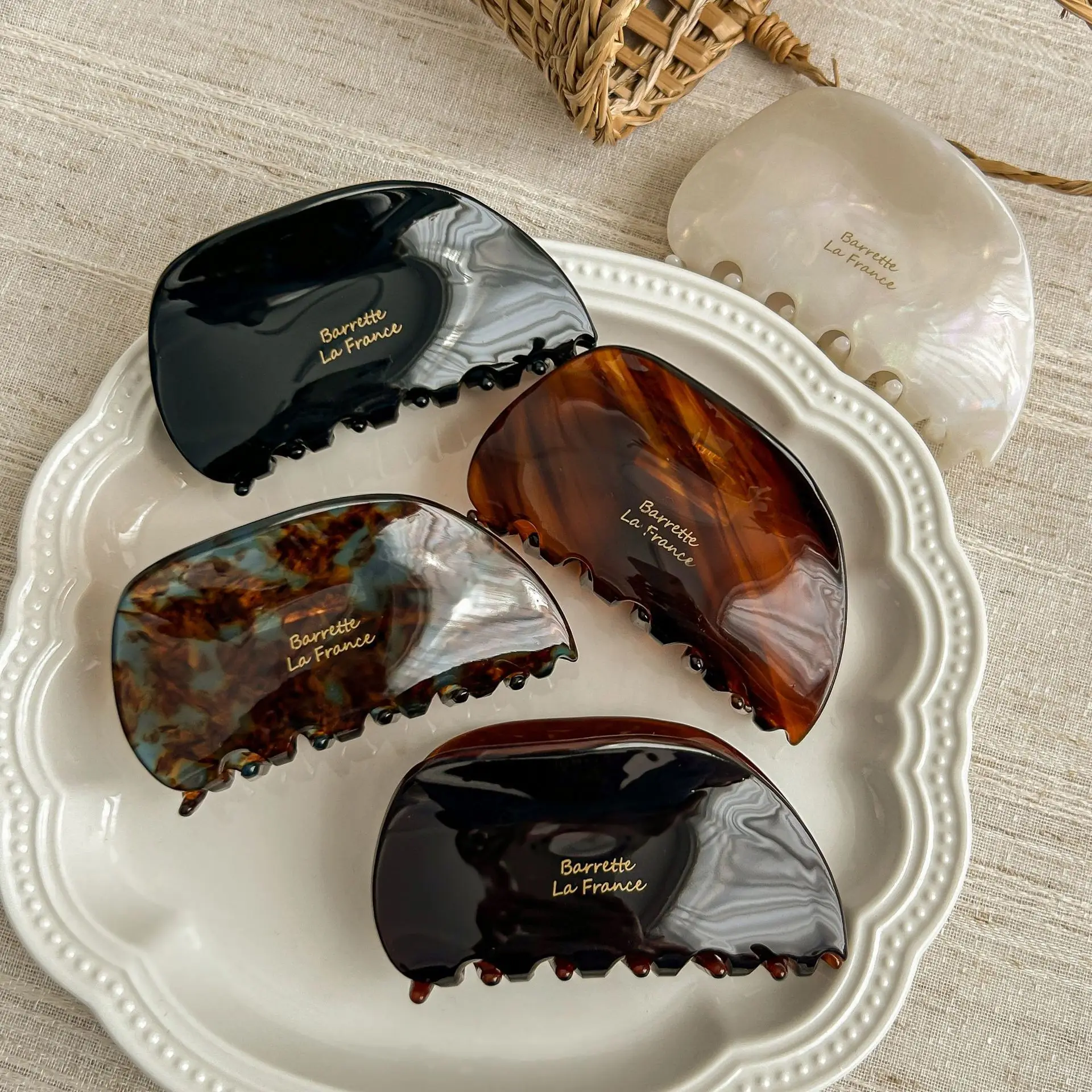 DS NEW Classic Retro Coffee Colored Hair Claw Acetate Claw Clips Autumn Trendy Hair Clips INS Hair Accessories for Women Girls
DS NEW Classic Retro Coffee Colored Hair Claw Acetate Claw Clips Autumn Trendy Hair Clips INS Hair Accessories for Women Girls