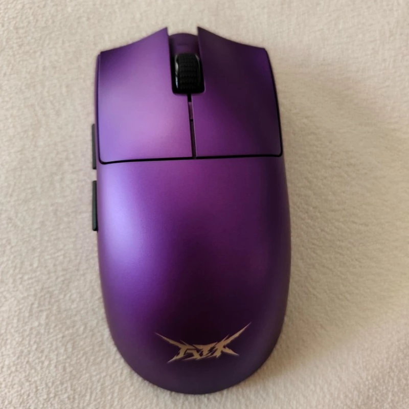 ATK X1 Трехрежимная беспроводная мышь Bluetooth Эргономичная легкая RGB-датчик с низкой задержкой PAW3395 Индивидуальная игровая мышь для киберспорта
ATK X1 Трехрежимная беспроводная мышь Bluetooth Эргономичная легкая RGB-датчик с низкой задержкой PAW3395 Индивидуальная игровая мышь для киберспорта