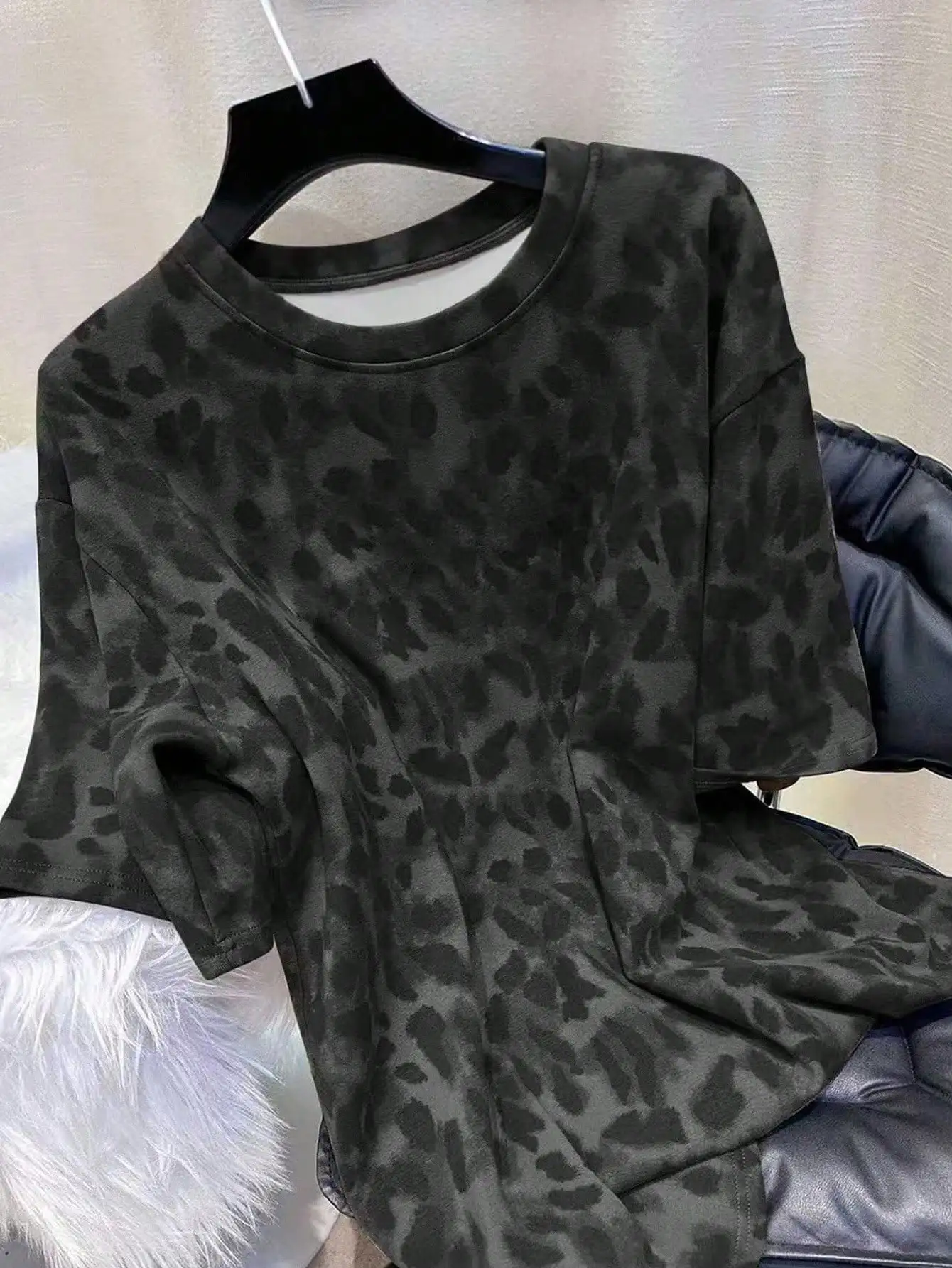 Women's Loose Fit Leopard Print Short Sleeve T-Shirt for Summer Casual Wear
Women's Loose Fit Leopard Print Short Sleeve T-Shirt for Summer Casual Wear