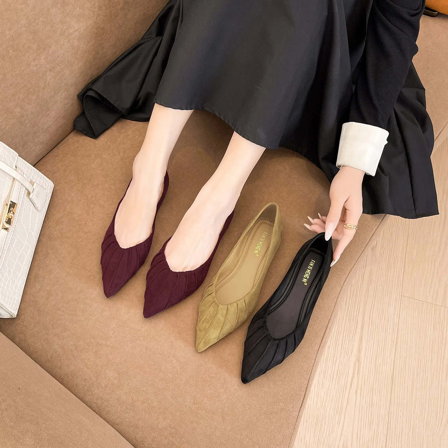 Retro Suede Pleated Pointed Toe Low Heel Shoes for Woman High Quality Shallow Mouth Comfort Slip-On Commute Office Shoes Fashion
Retro Suede Pleated Pointed Toe Low Heel Shoes for Woman High Quality Shallow Mouth Comfort Slip-On Commute Office Shoes Fashion