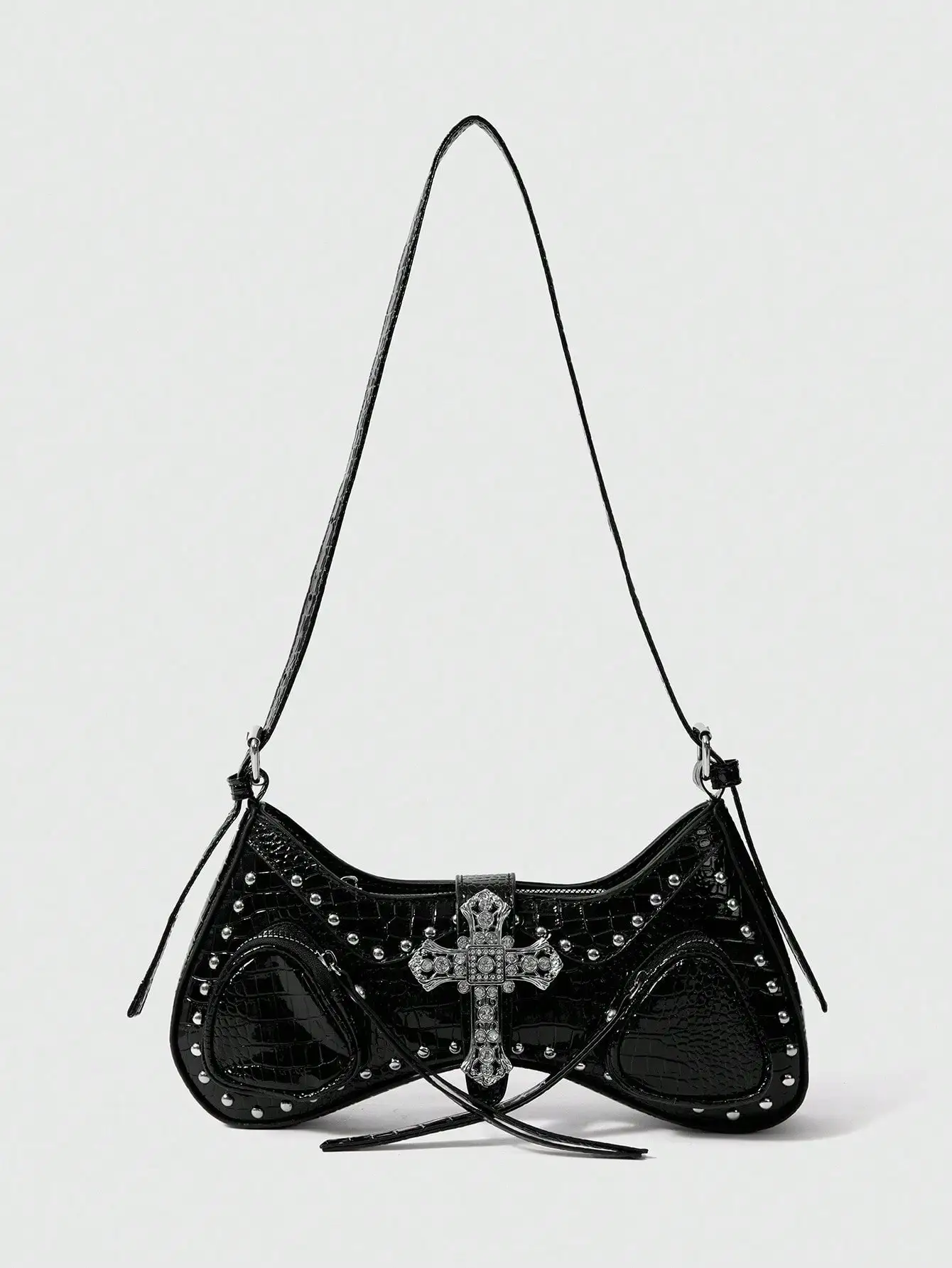 Черная сумка-седло с тиснением под крокодила, декорированная заклепками, с регулируемым ремнем
Черная сумка-седло с тиснением под крокодила, декорированная заклепками, с регулируемым ремнем