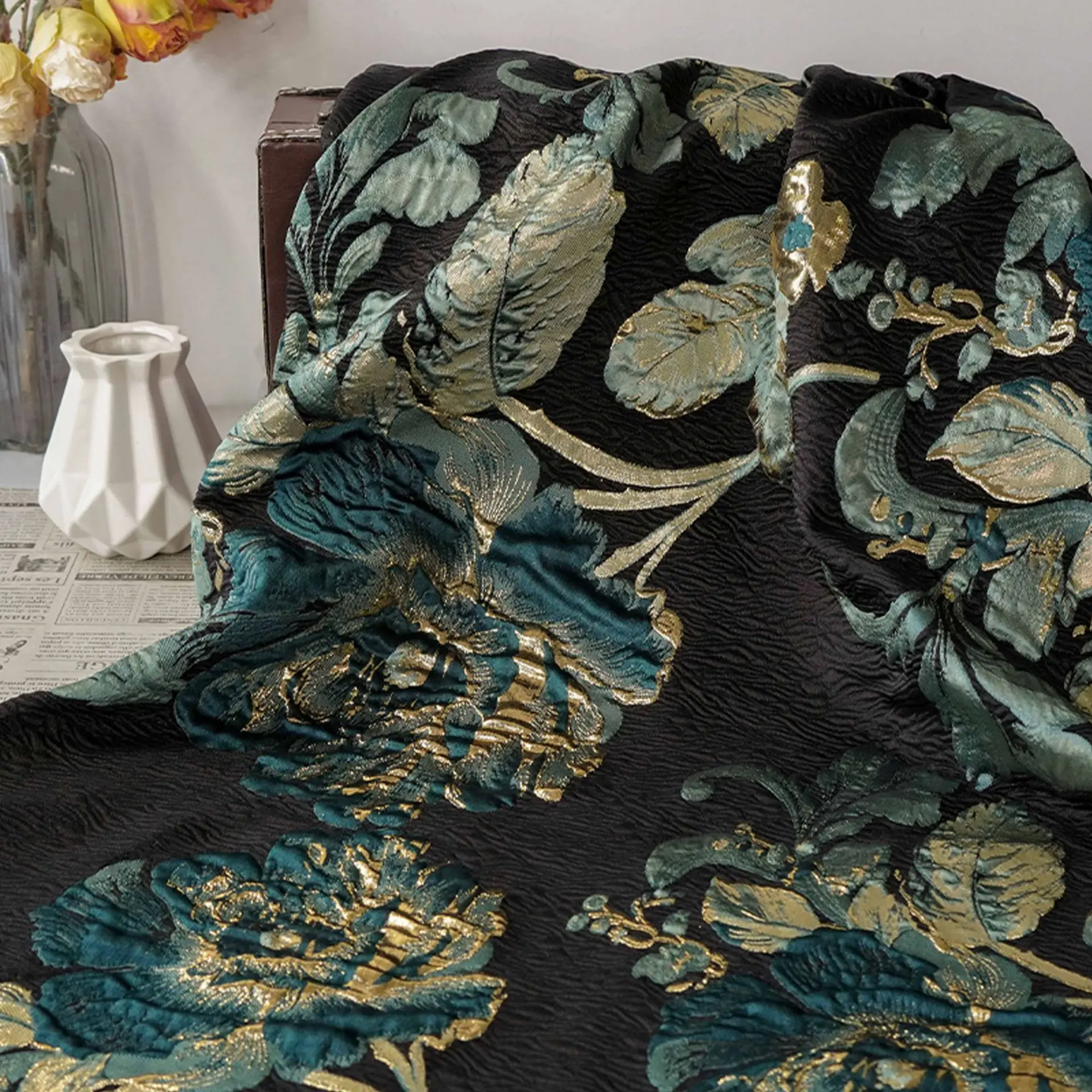 Ткань жаккардовая с 3D-тиснением, крупным цветочным узором, полупрозрачная, из окрашенной пряжи, для женских платьев, юбок, жакетов, декоративная швейная ткань
Ткань жаккардовая с 3D-тиснением, крупным цветочным узором, полупрозрачная, из окрашенной пряжи, для женских платьев, юбок, жакетов, декоративная швейная ткань