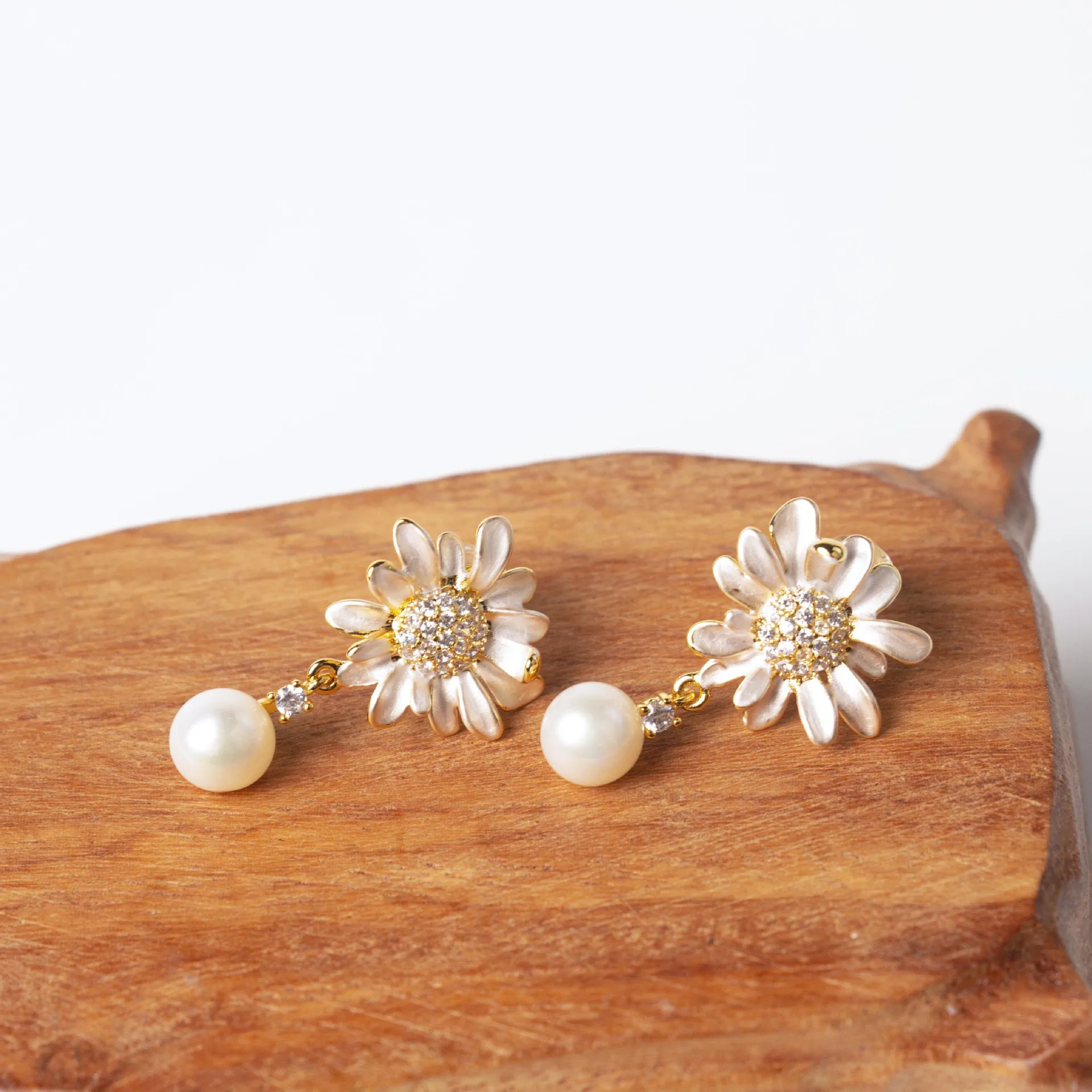 2023 New Sweet Sunflower Shiny Crystal Natural Freshwater Pearl 14K Gold Filled Ladies Stud Earrings Jewelry For Women Gifts
2023 New Sweet Sunflower Shiny Crystal Natural Freshwater Pearl 14K Gold Filled Ladies Stud Earrings Jewelry For Women Gifts