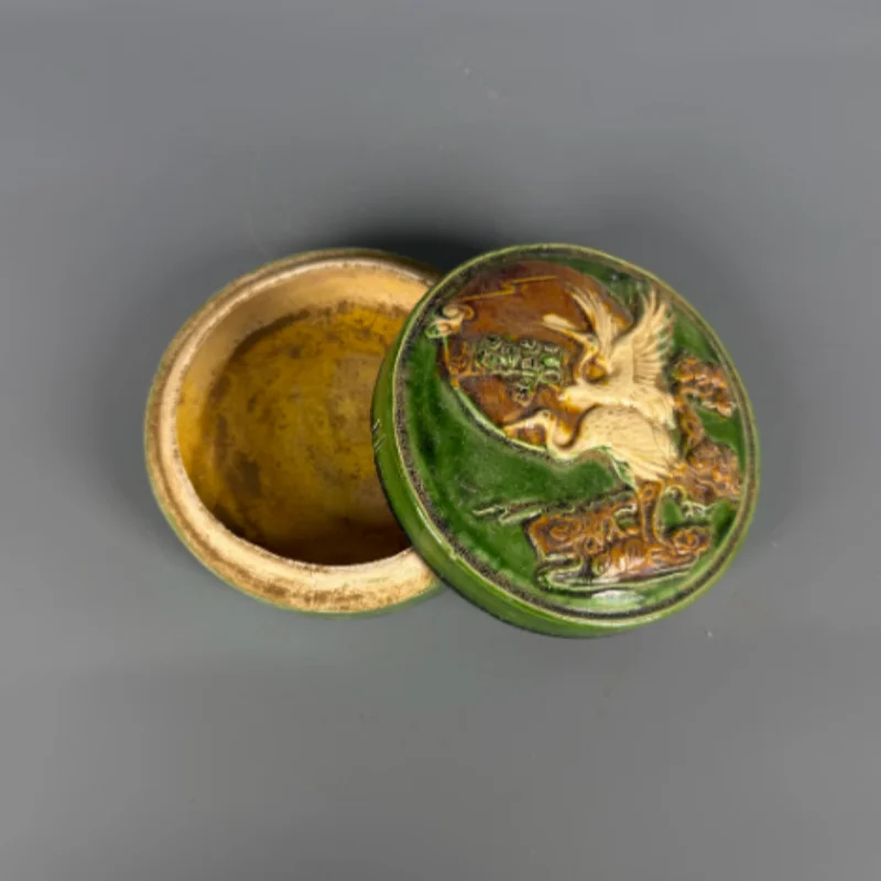 Chinese collection Tang sancai relief crane ink box powder box antique porcelain retro home study desktop decoration
Chinese collection Tang sancai relief crane ink box powder box antique porcelain retro home study desktop decoration