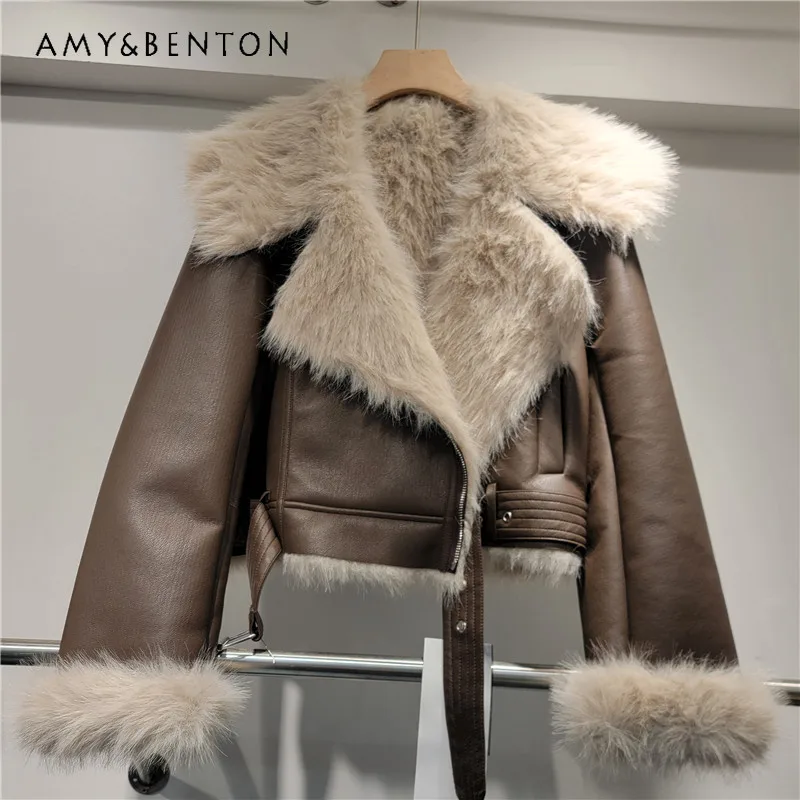Winter Large Lapel Short Motorcycle Jacket Warm Sheepskin Eco-Friendly Furry Lined Coat Long Sleeves Faux Fur Jaquetas With Belt
Winter Large Lapel Short Motorcycle Jacket Warm Sheepskin Eco-Friendly Furry Lined Coat Long Sleeves Faux Fur Jaquetas With Belt