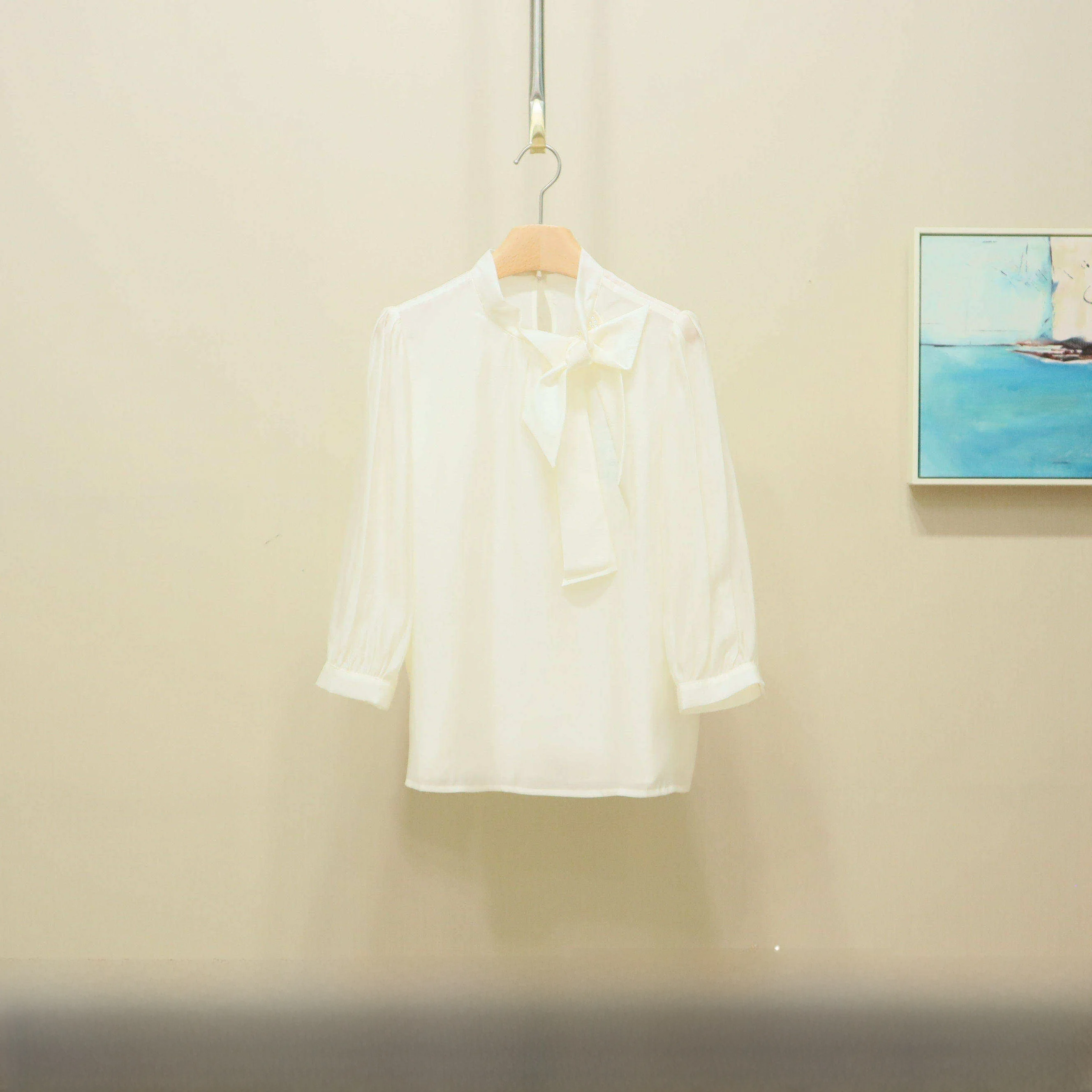 Новая летняя женская рубашка с завязками, свободного кроя, с длинным рукавом, защита от УФ-излучения, тонкая ткань, стандартная длина, однотонная
Новая летняя женская рубашка с завязками, свободного кроя, с длинным рукавом, защита от УФ-излучения, тонкая ткань, стандартная длина, однотонная