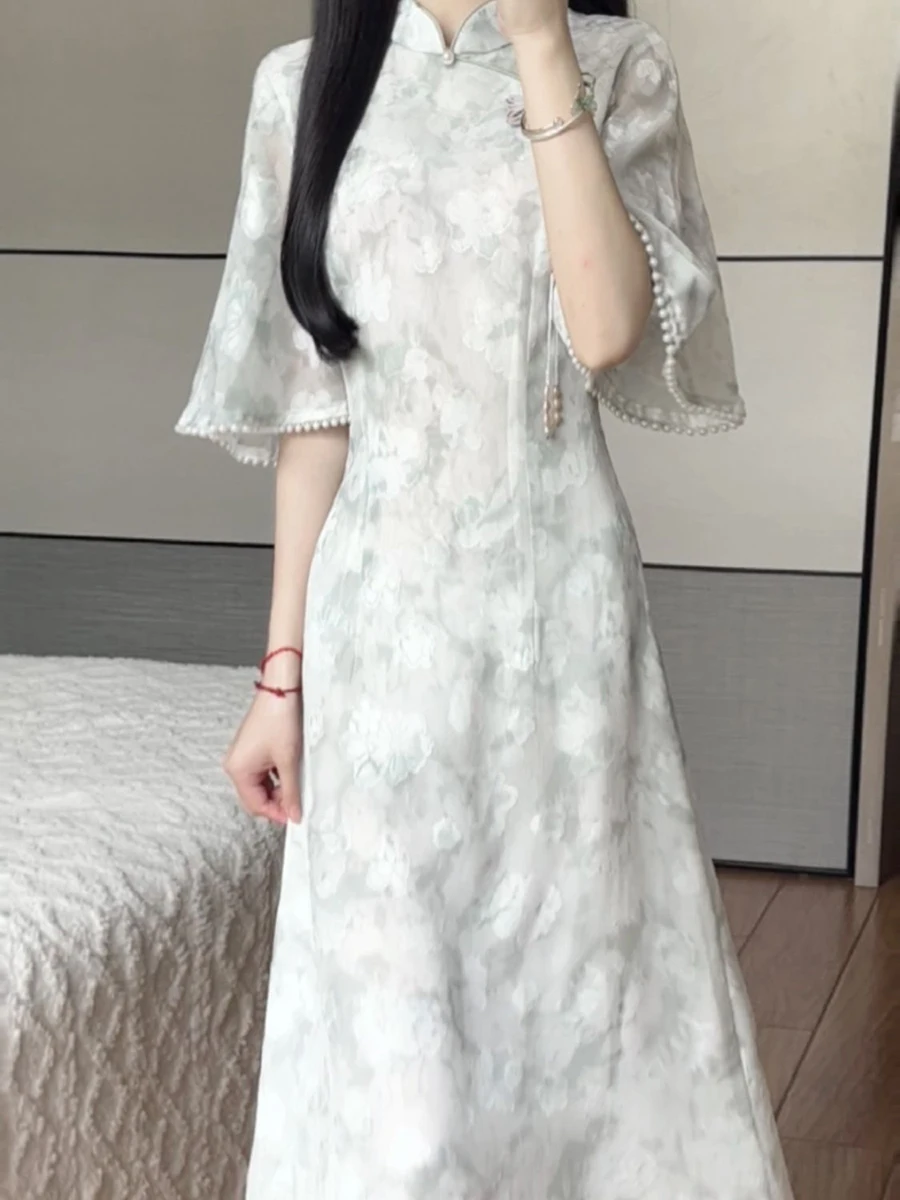 Элегантное повседневное платье-ципао с коротким рукавом в современном стиле для молодых женщин, ретро-дизайн
Элегантное повседневное платье-ципао с коротким рукавом в современном стиле для молодых женщин, ретро-дизайн