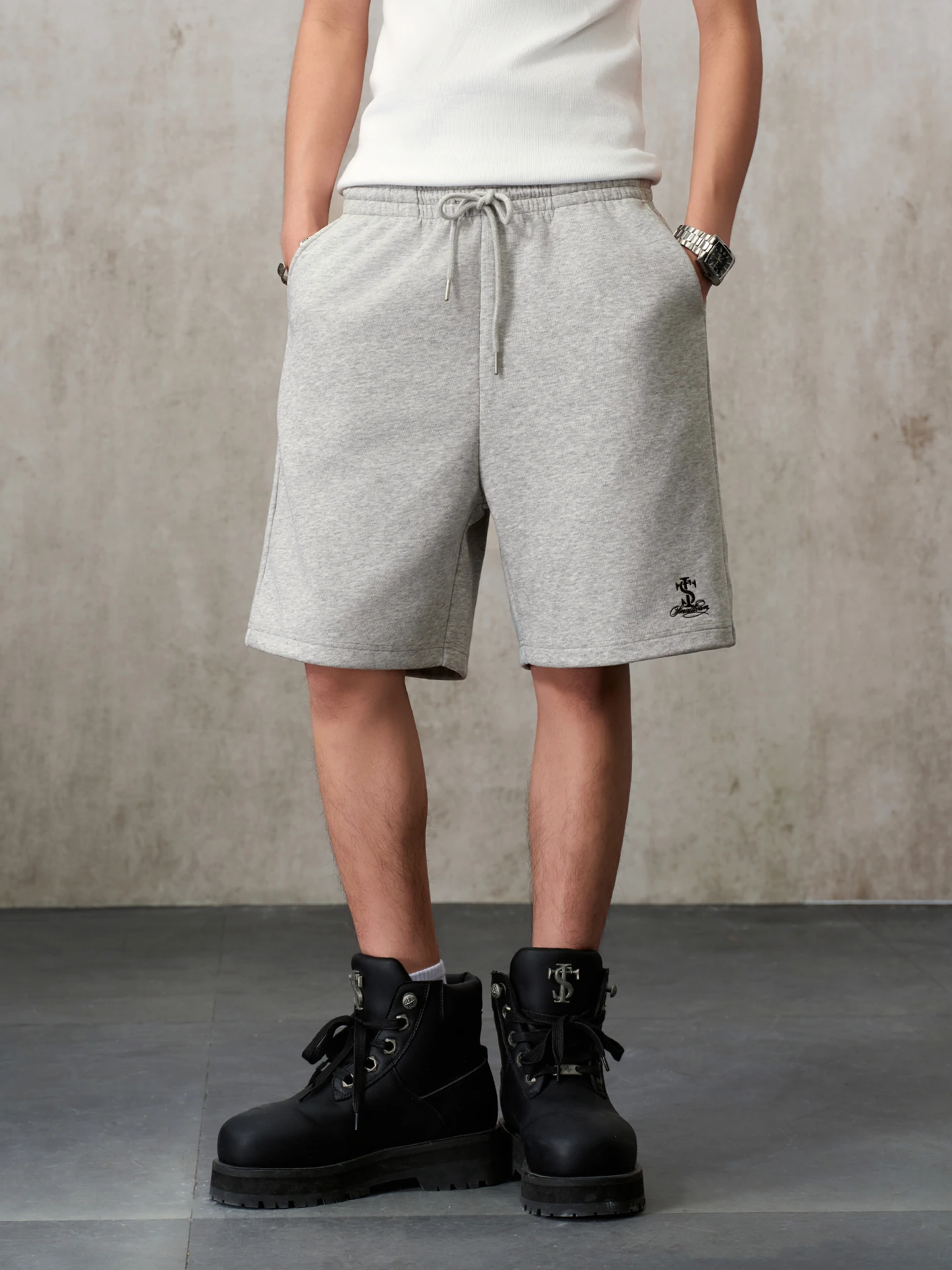 STK SmallTownKid Basic Short Shorts Casual Drawstring Loose Five-Quarter Elastic Waist Shorts Trendy Polyester Cotton Blend
STK SmallTownKid Basic Short Shorts Casual Drawstring Loose Five-Quarter Elastic Waist Shorts Trendy Polyester Cotton Blend