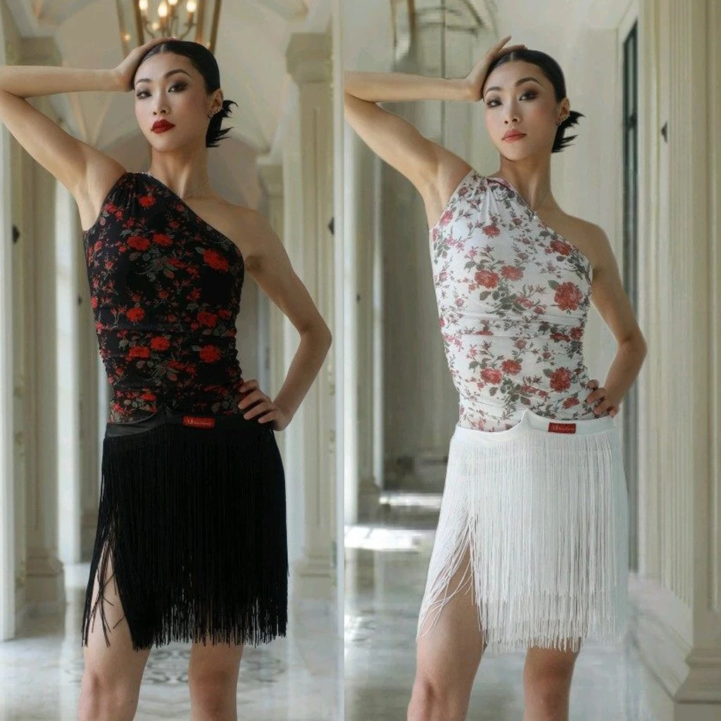 Новый костюм для латиноамериканских танцев: женский топ с кружевом и асимметричным вырезом, юбка с бахромой, белое/черное платье с кисточками для выступлений в стиле ча-ча, модель SS1415
Новый костюм для латиноамериканских танцев: женский топ с кружевом и асимметричным вырезом, юбка с бахромой, белое/черное платье с кисточками для выступлений в стиле ча-ча, модель SS1415