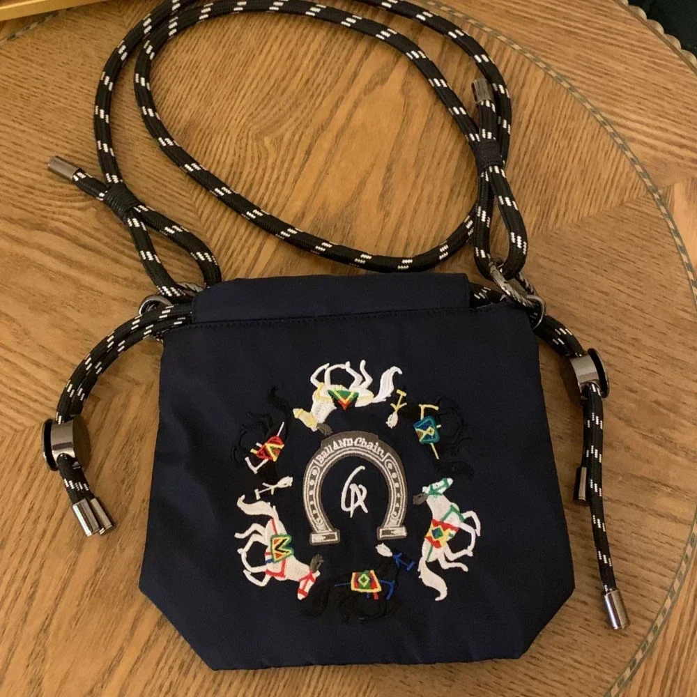 Embroidered Drawstring Shoulder Bag for Women Japanese Niche Design Fashionable Large Capacity Portable Storage Bag
Embroidered Drawstring Shoulder Bag for Women Japanese Niche Design Fashionable Large Capacity Portable Storage Bag