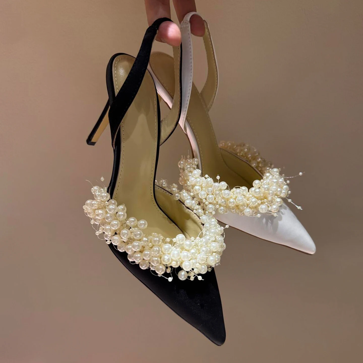 Pearl chain toe cap sandals for women's summer new style French elegant pointed shallow mouth back strap slim high heels
Pearl chain toe cap sandals for women's summer new style French elegant pointed shallow mouth back strap slim high heels