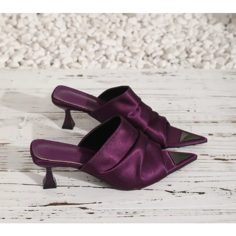 2026 New Fashion Metal Decorative Sandals Comfortable Mid-heel Slipper Summer Elegant Outdoor Party Ladies High Heels Plus Size
2026 New Fashion Metal Decorative Sandals Comfortable Mid-heel Slipper Summer Elegant Outdoor Party Ladies High Heels Plus Size