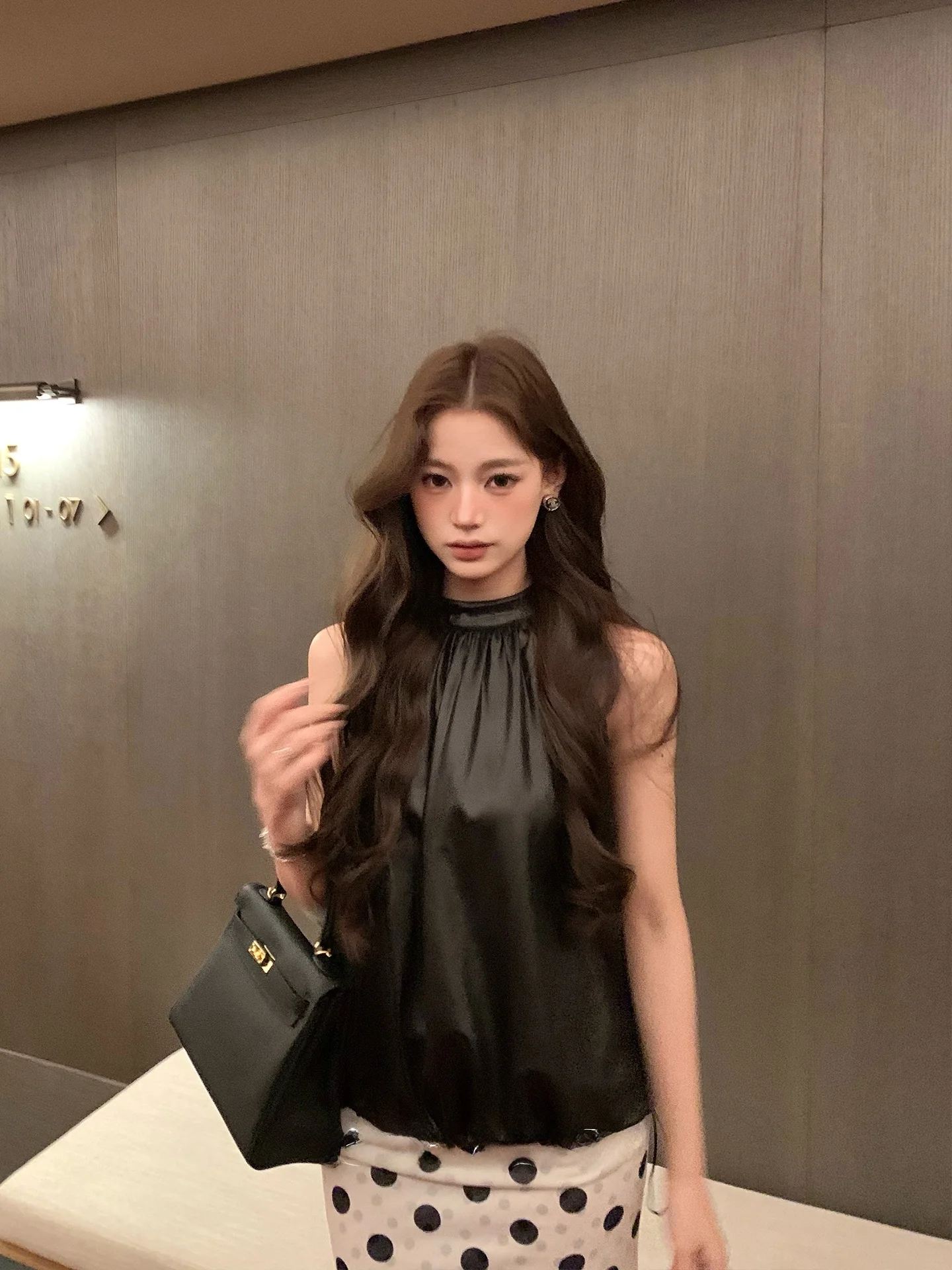 Glossy Neck Hanging Rope Adjustable Sleeveless Top Shoulder Bared Hem Loose Fit Short Length Women's Fashion Vest Tank Top
Glossy Neck Hanging Rope Adjustable Sleeveless Top Shoulder Bared Hem Loose Fit Short Length Women's Fashion Vest Tank Top