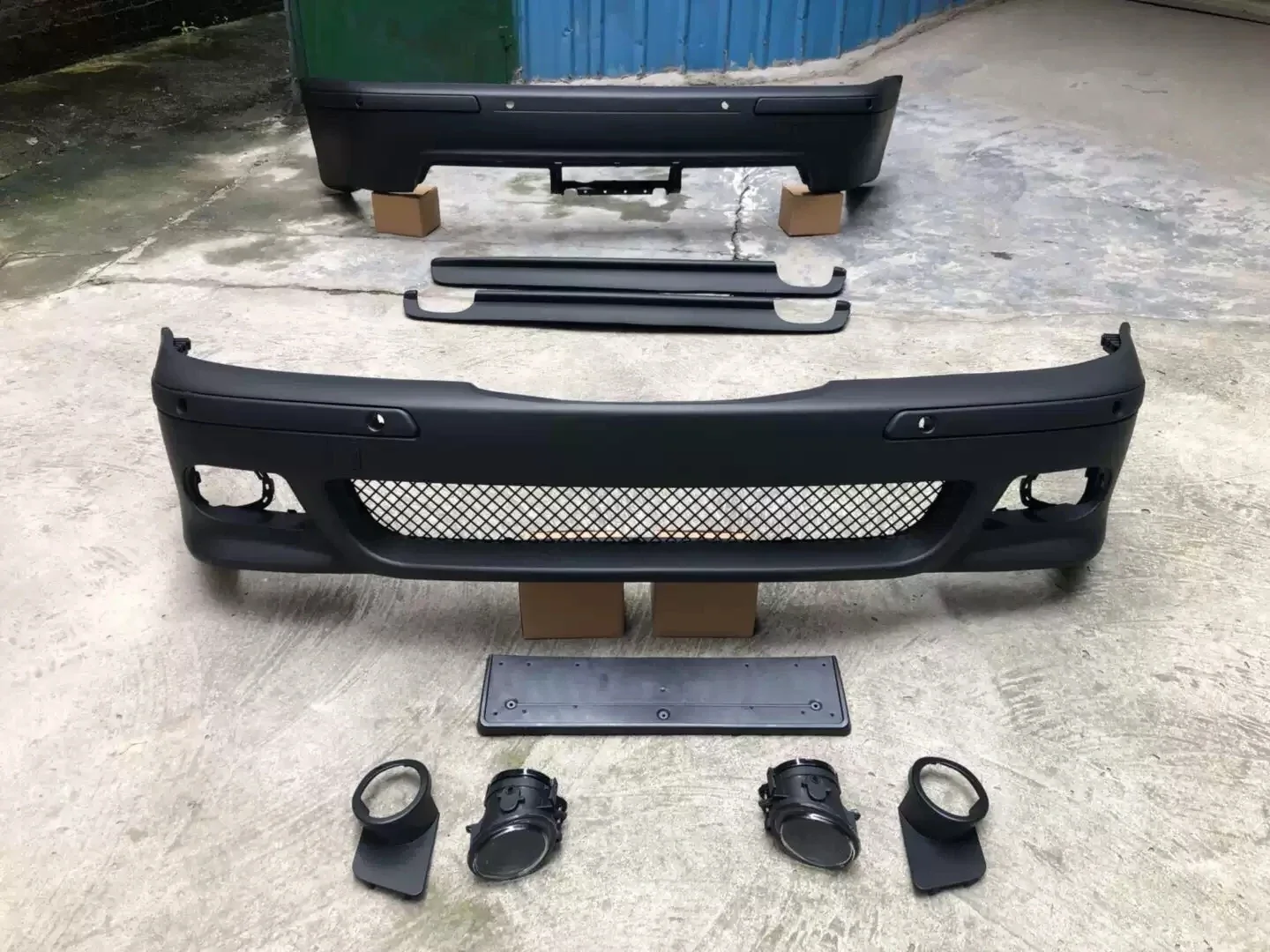 Автомобильный объемный кузовный комплект, передний задний бампер, задняя губа для BMW 5 серии e39, модифицированная нижняя решетка M5, противотуманная фара в сборе 
Автомобильный объемный кузовный комплект, передний задний бампер, задняя губа для BMW 5 серии e39, модифицированная нижняя решетка M5, противотуманная фара в сборе