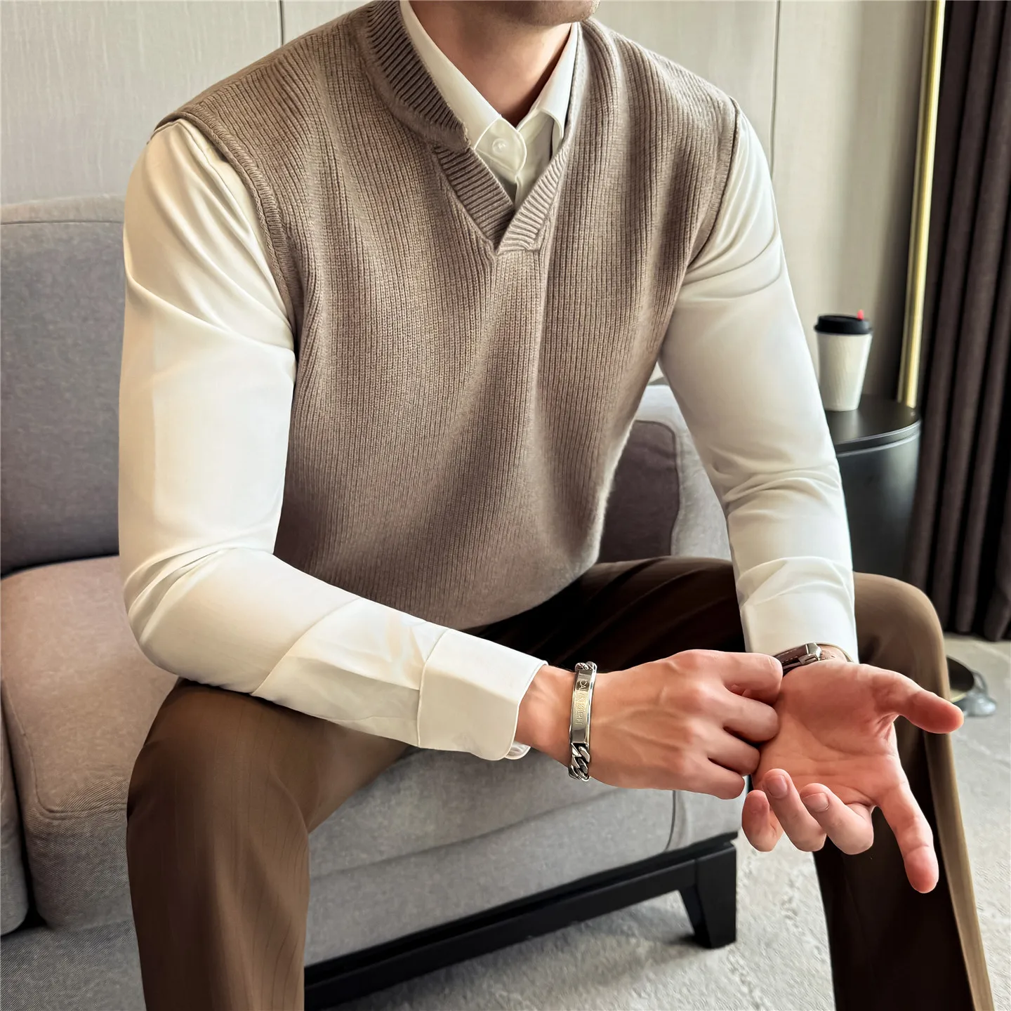 Pull Homme Высокое качество Old Money вязаный жилет мужская одежда осень-зима новая мода с v-образным вырезом без рукавов мужские деловые повседневные жилеты
Pull Homme Высокое качество Old Money вязаный жилет мужская одежда осень-зима новая мода с v-образным вырезом без рукавов мужские деловые повседневные жилеты