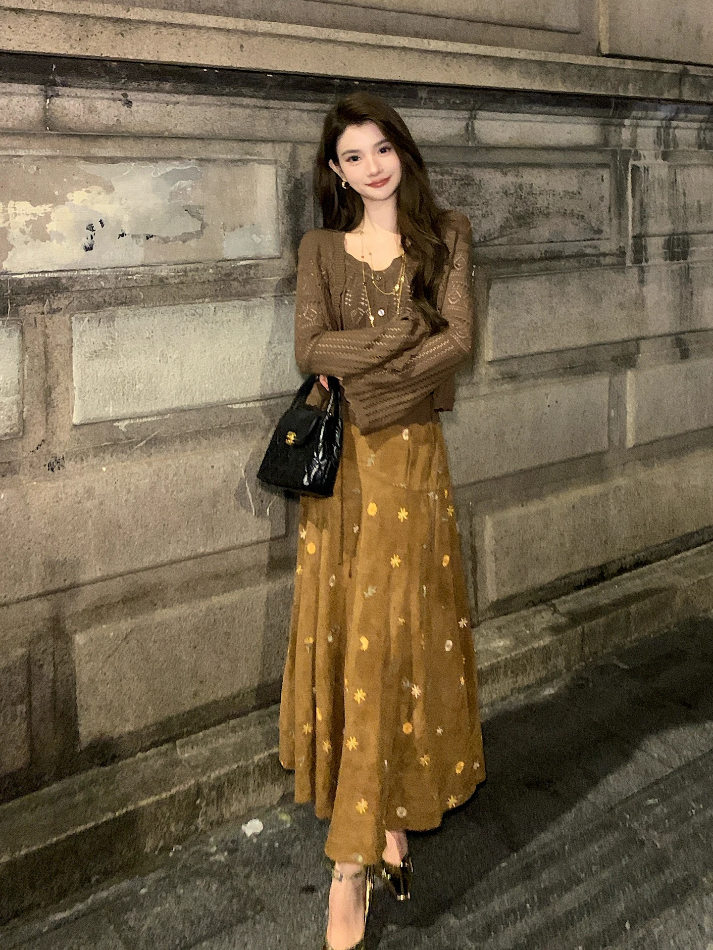 Deng Liujiu винтажный коричневый вязаный комплект женский осенне-зимний комплект с цветочной вышивкой f юбка комплект из футболки модная повседневная одежда
Deng Liujiu винтажный коричневый вязаный комплект женский осенне-зимний комплект с цветочной вышивкой f юбка комплект из футболки модная повседневная одежда