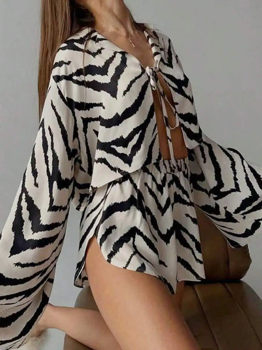 Zebra Print Long Sleeve Top And Shorts Set For Women Loose Comfortable Sleepwear
Zebra Print Long Sleeve Top And Shorts Set For Women Loose Comfortable Sleepwear