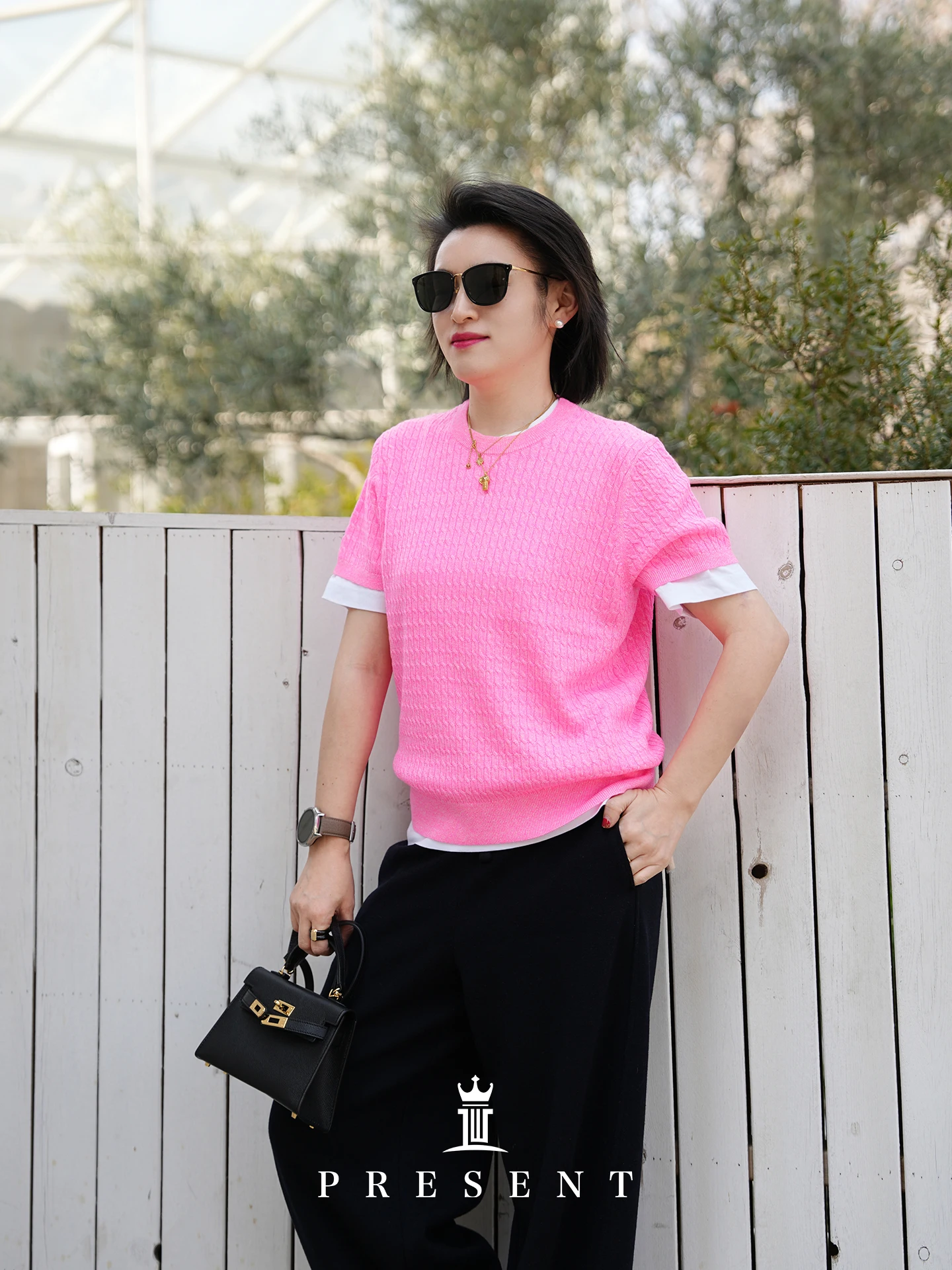 Женский тонкий шерстяной вязаный топ Lao Ba Ni Jia JC ручной работы с коротким рукавом и круглым вырезом, однотонный, весенняя новинка, повседневный стиль
Женский тонкий шерстяной вязаный топ Lao Ba Ni Jia JC ручной работы с коротким рукавом и круглым вырезом, однотонный, весенняя новинка, повседневный стиль