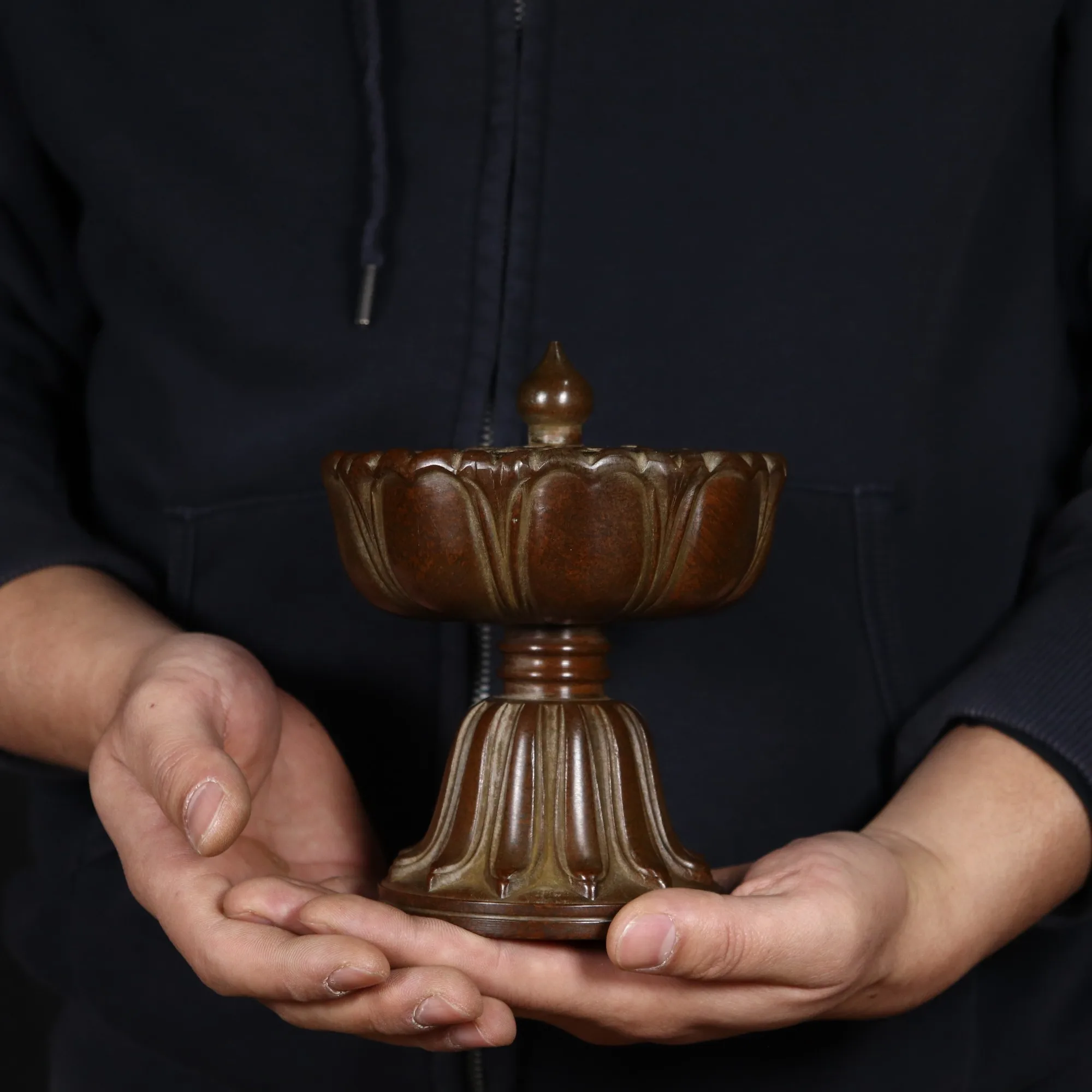 Antique-style Lotus Incense Burner - Elegant Home Decoration, Exquisite Craftsmanship, Unique Decorative Piece and Sculpture
Antique-style Lotus Incense Burner - Elegant Home Decoration, Exquisite Craftsmanship, Unique Decorative Piece and Sculpture